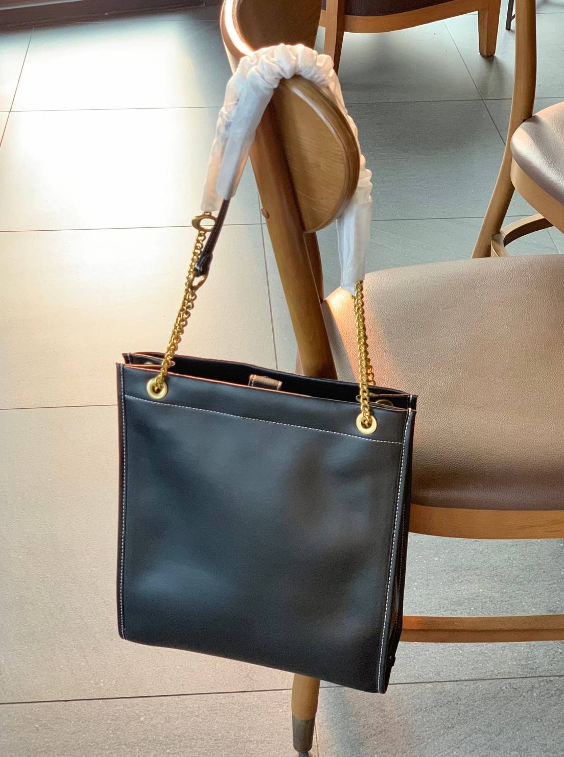 LIMITED EDITION 📣รุ่นใหม่ล่าสุด ยังไม่มีในช๊อปไทยจ้าา❗️ COACH CHAIN CASHIN TOTE ((C6338//C6620)) พร้อมส่ง สินค้าเข้าใหม่ ห้ามพลาดค่าา! กระเป๋าทรงTote สูง สามารถใส่เอกสาร//A4 ได้ วัสดุหนังแท้นิ่ม น้ำหนักเบาค่ะ 🔺จุดเด่นของรุ่นคือสายสะ