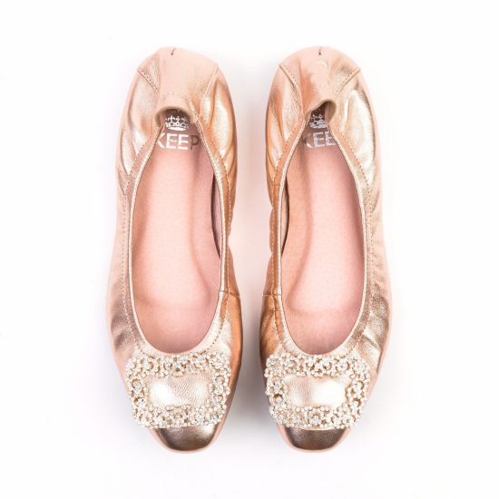 New In กับรองเท้า KEEP รุ่น BALELA FLAT SHOES ดีเทลรองเท้า = รองเท้า หนังแกะแท้ทั้งคู่ ( ด้านนอก และ ซับในด้านใน ) ผิวสัมผัสละเอียด ใส่แล้วสบายเท้ามากๆ มากๆค่า =รุ่นนี้ หน้าเท้ากระชับเก็บรูปเท้า เน้นช่วงเท้าเรียวขึ้น = พื้นรองเท้า เสริมแผ่นรองเท้า หนา - น