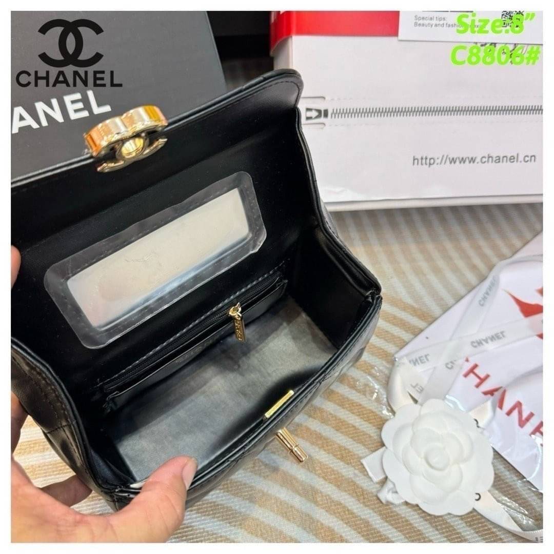 CHANEL Mini Box Bag กระเป๋าถือสุดหรู สวยดูแพง รูปทรงคลาสสิค มีกระจกด้านใน หูจับในตัว สะดวกต่อการพกพา หนังอย่างดีเรียบเงา ภายในเป็นช่องโล่ง คล้ายรุ่น Vanity Bag ใส่เครื่องสำอางค์ได้ มาพร้อมสายสะพาย ปรับใช้ได้ตามต้องการ
