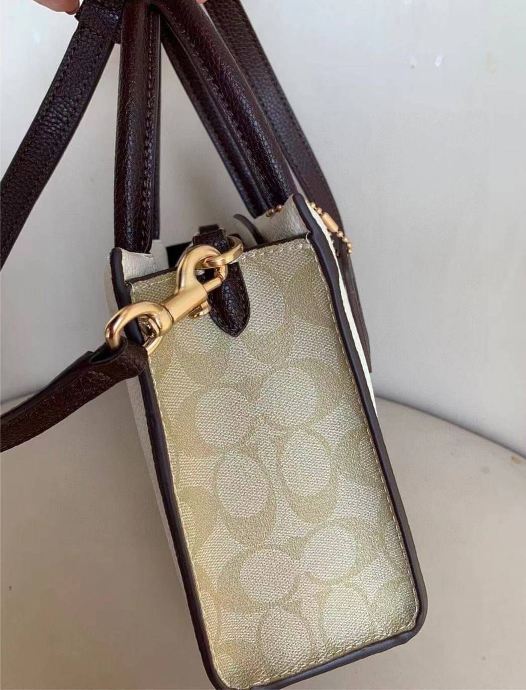 COACH MINI CALLY CROSSBODY IN SIGNATURE ((3599, 2184, 5693, 2134, 2183)) พร้อมส่งที่ไทยทันที! กระเป๋าสะพายครอสบอดี้ร์ กระเป๋าครอสบอดี้โท้ทมินิไซส์ รุ่นใหม่สุดฮอต!! ใบจริงคือน่ารักม้ากกกก!! สวยอยู่ทรง น่ารักน่าใช้ ทรงTote ปากกระเป๋าเปิดปิดแบบแม่เหล็ก ภายใน