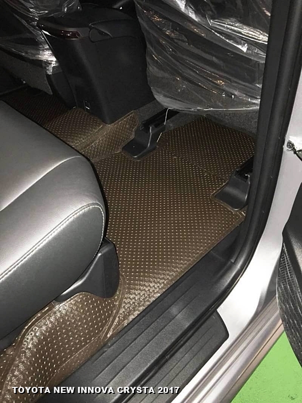 พรมปูพื้นรถยนต์ TOYOTA INNOVA CRYSTA 2017 กระดุมเม็ดเล็กรีดขอบ สีช็อคโกแลต เต็มคัน เข้ารูป