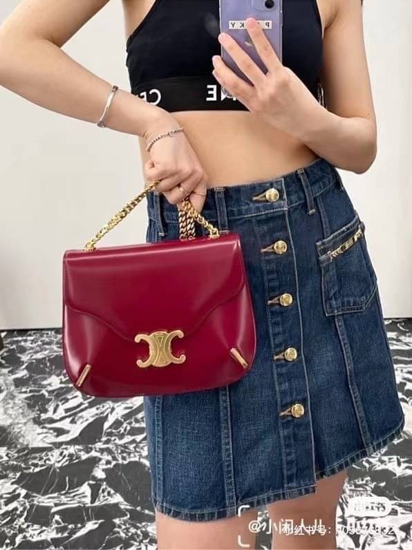 CELINE chain besace triomphe in shiny calfskin กระเป๋าสะพายสายโซ่ซีลีน รุ่นใหม่ล่าสุด อีกหนึ่งรุ่นในซีรีส์ Triomphe ที่ได้รับความนิยมอย่างมาก ด้วยรูปร่างทรงโค้งมนมีความคลาสสิกตามแบบฉบับแบรนด์