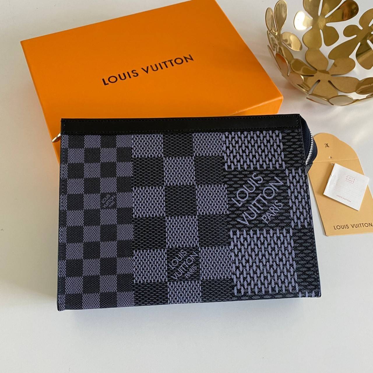 พรีเมี่ยมกิ๊ฟแท้ 100% 】พร้อมส่งที่ไทย!! ที่นี่ที่เดียว LOUIS VUITTO CLUTCH คลัช LV ขายดีตลอดกาล ไม่มีตกยุค ขนาก10” นิ้ว ใส่ของได้จุใจ หนังแท้ ด้านในมีช่องใส่บัตรได้เยอะ มาพร้อมกล่องอุปกรณ์ครบ