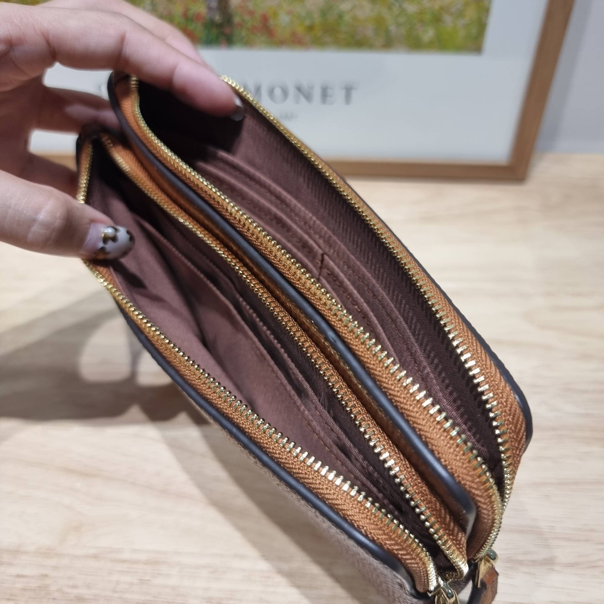 COACH DOUBLE ZIP WALLET IN SIGNATURE CANVAS / C5576 / C5610 / C7313 พร้อมส่ง 8 สี ใหม่ล่าสุด คอล 2023 กระเป๋าคล้องมือใบใหญ่ ดีไซน์ใหม่เล่นระดับ เพิ่มลูกเล่นและดีเทลให้ดูน่าใช้ยิ่งขึ้น