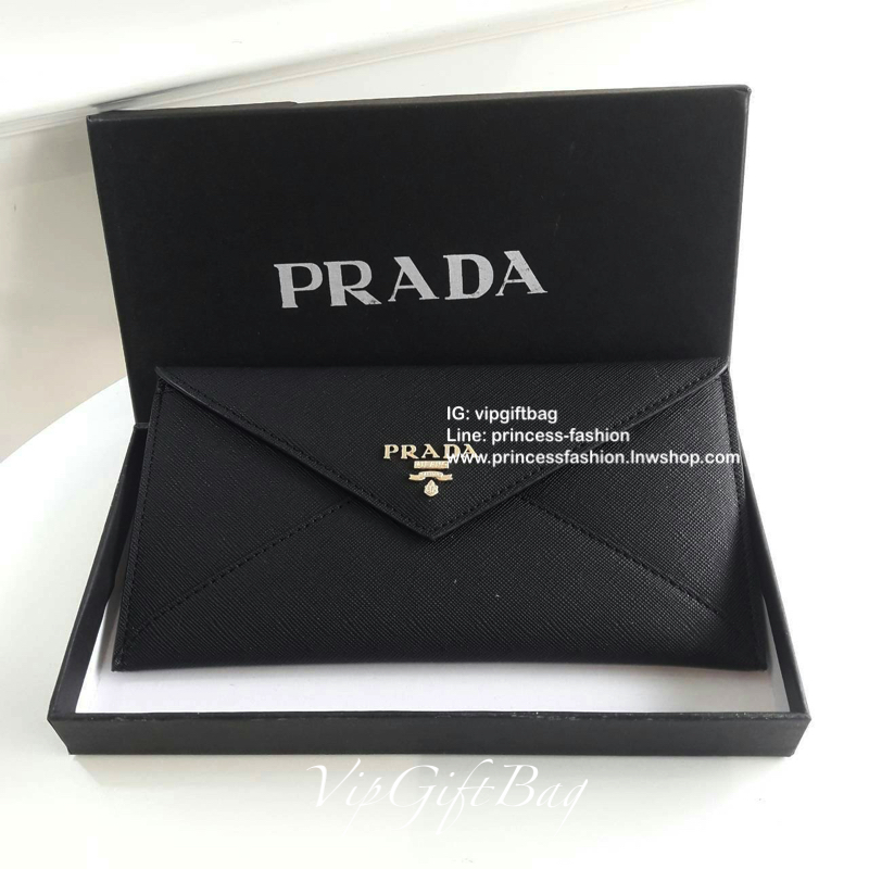 พร้อมส่งครบสีค่าาา กระเป๋าสตางค์ยาว *ทรงหรู จากงานพรีเมี่ยมกิ้ฟ จากเคาเตอร์ต่างประเทศ จากแบรนด์ PRADA ลายหนัง saffiano ของแท้ 100% เปิดปิดฝาพับ มีช่องใส่บัตร 6 ช่อง ด้านในมีช่องใหญ่2ช่อง ใส่ได้ถึงแบงค์พัน หรือจะใส่มือถือได้ถึง Iphone+ และช่องซิปใส่ของจุกจ