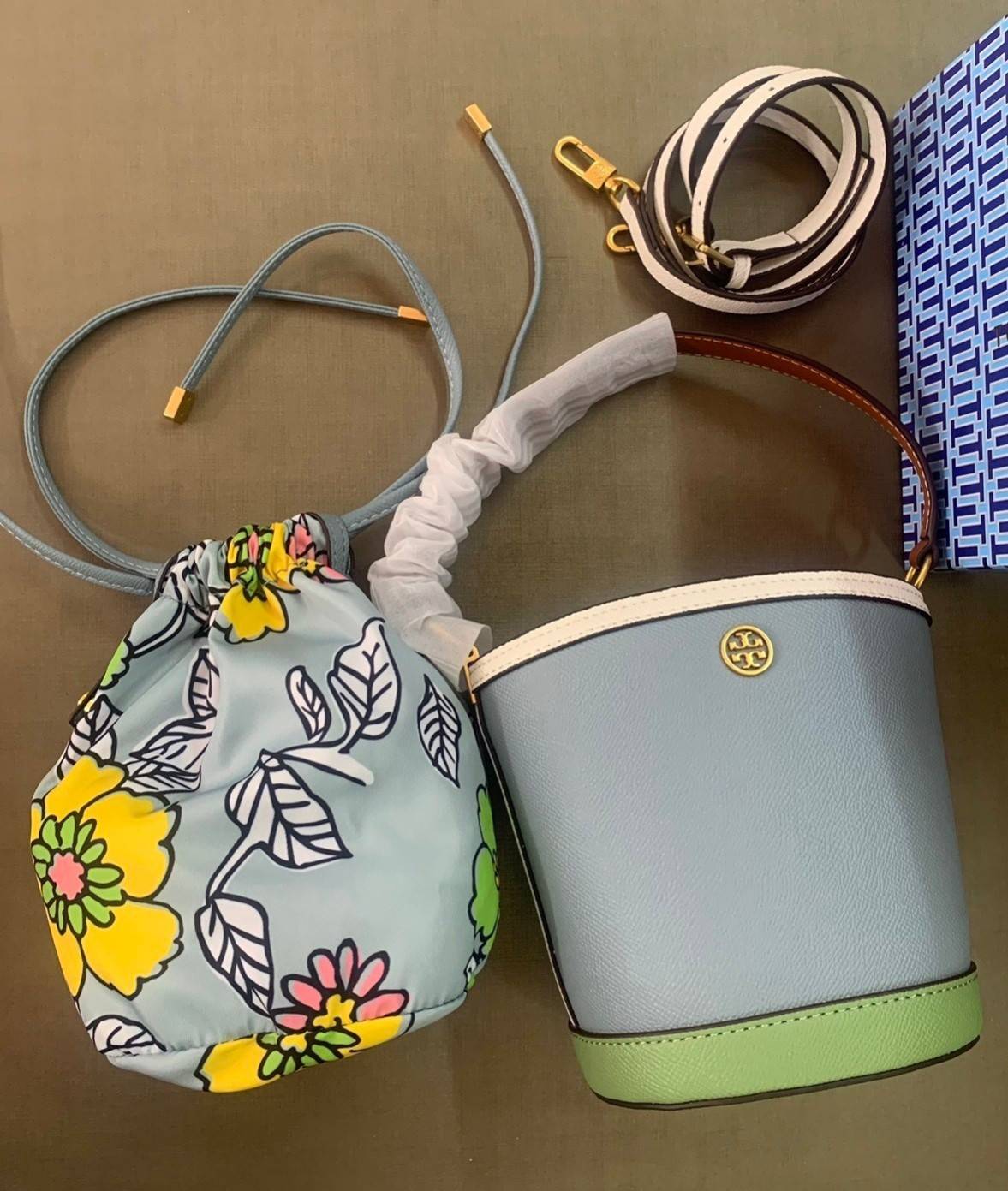 Tory Burch Robinson mini bucket bag กระเป๋าถือและสะพาย Crossbody ทรงถังสวยสุดฮิต เป็นรูปทรงใหม่ มาแรงที่สุดในตอนนี้!! ประดับโลโก้ด้านหน้า สวยโดดเด่นไม่เหมือนใคร วัสดุหนังวัวแท้ หนังสวย น้ำหนักเบา ตั้งอยู่ทรง ด้านในมีกระเป๋าผ้าลายแบรนด์ สามารถถอดออกได้ ภาย