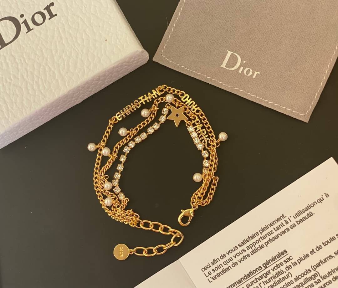Christian Dior Bracelet สร้อยข้อมือแบรนด์หรูหรา วัสดุสแตนเลสชุบ สีทองรมควัน ไม่ลอก ไม่ดำ สวยงามตามแบบฉบับแบรนด์ ภาพถ่ายจากสินค้าจริงค่ะ