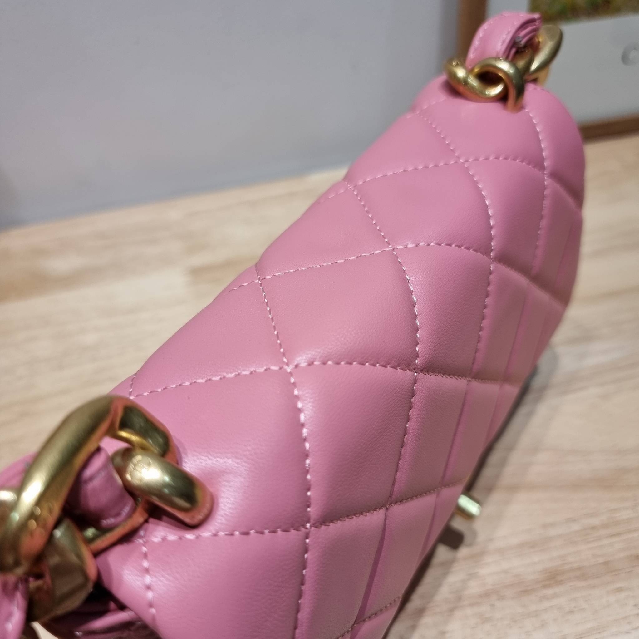 Chanel chunky chain bag สวยฟาดย้อนยุคความหรู ในราคาที่จับต้องได้ กับกระเป๋าสะพายไหล่ ไซส์กำลังสวย โดดเด่นด้วยสายสะพายโซ่สลับหนังเส้นใหญ่ ทนทาน ดูแพง