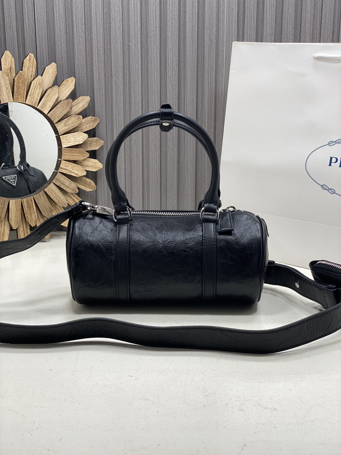 ORI หนังแท้ | Prada Antique leather tote bag Small Handbag in Crumpled กระเป๋าสะพายทรงหมอน ดีไซน์เอฟเฟกต์เท็กซ์เจอร์ที่มีเสน่ห์สไตล์วินเทจ พร้อมทริกห้อยเพิ่มสไตล์สัมผัสที่โดดเด่นและร่วมสมัยยิ่งขึ้น