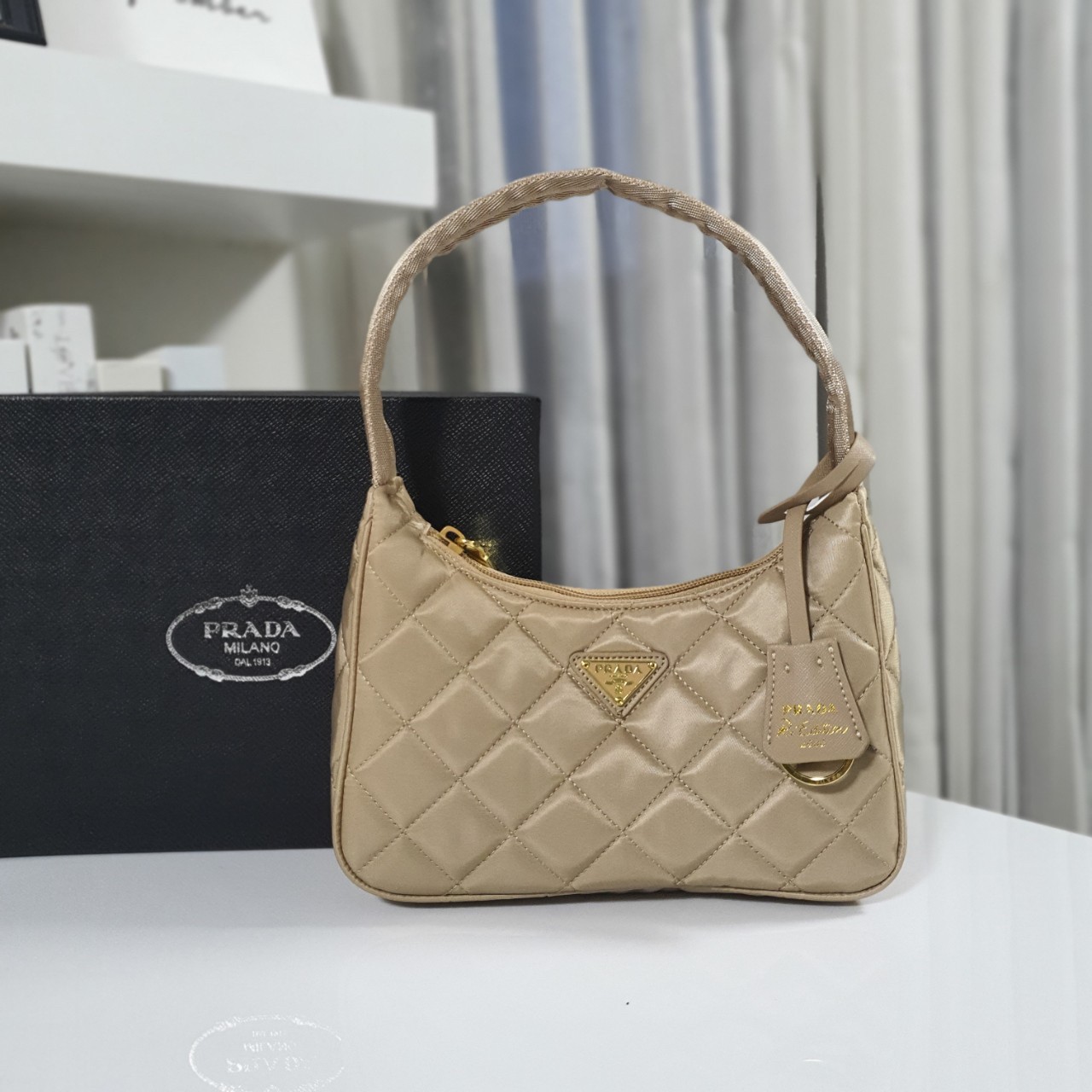 PRADA HOBO triangle motif padded bag รุ่นใหม่ล่าสุด!! PRADA NYLON HANDBAGS ขนาดกะทัดรัด อะไหล่ทอง วัสดุทำจากผ้าNylon ลายตาราง อย่างหนา อยู่ทรง กันน้ำได้ หายห่วงคะ