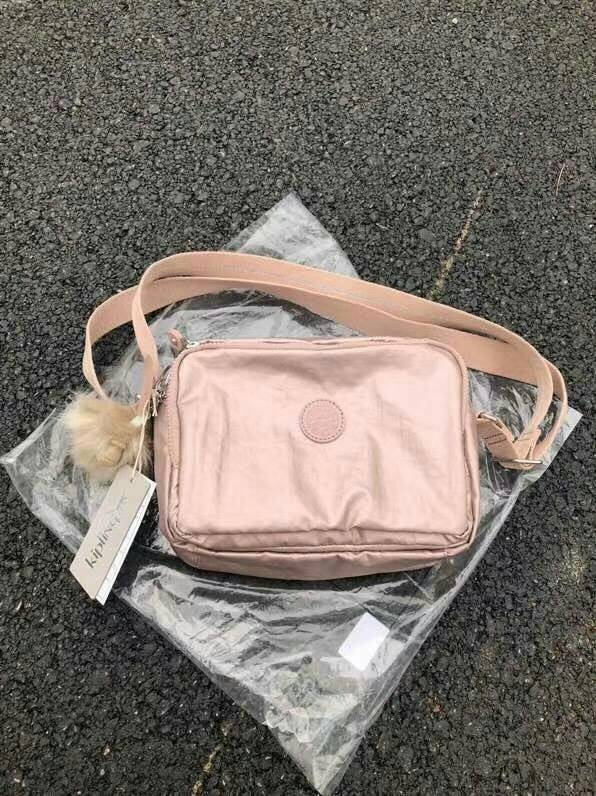 Kipling Silen สี Metallic กระเป๋าสะพายรุ่นใหม่ สายสะพายปรับระดับสั้น-ยาวเป็นกระเป๋าสะพายเฉียงลำตัวได้ค่ะ ช่องซิปเยอะ ใส่ของได้เป็นสัดส่วน จุสัมภาระได้ดีเลยค่ะ ช่องซิปด้านในเป็นช่องแบบเสียบการ์ดได้ด้วย หยิบใช้สะดวก แจ๋วไปเลยค่ะ ทรงสวย สะพายน่ารักค่ะ