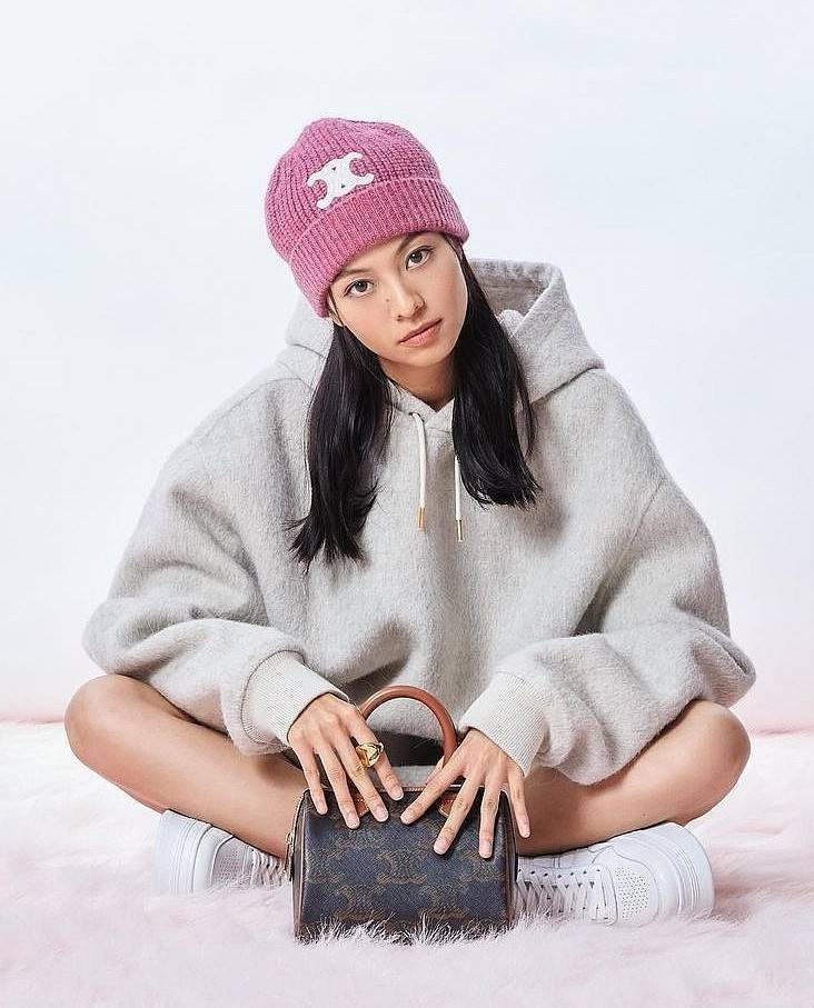 CELINE MINI CROSSBODY BAG VIP วัสดุ Triomphe Canvas สวยอยู่ทรงดีไซน์ยอดนิยมทรง Speedy ไม่มีเอ้าท์ค่ะ เปิดปิดด้วยซิปแบรนด์อะไหล่ทอง ใส่กระเป๋าสตางค์ มือถือ ของจุกจิกได้เยอะ หูจับแข็งแรงพับลงได้ พร้อมสายหนังยาวปรับระดับได้ถอดได้ อะไหล่แบรนด์สีทองหรูมีโลโก้ 