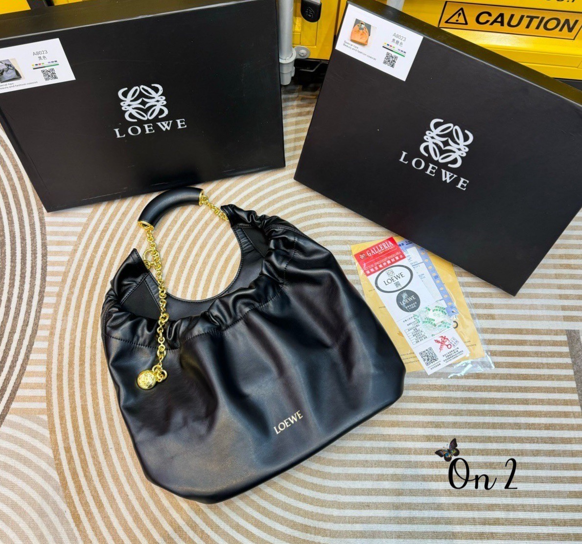 LOEWE Medium Squeeze bag in nappa กระเป๋าสะพายคอลใหม่ ดีไซน์เก๋เรียบหรูงานสวยทั้งภายนอกและภายใน ขึ้นแบบจากงานจริง เป๊ะสุด ปั้มทุกจุด งานจริงสวยทุกมุมเป๊ะปังมากค่ะ