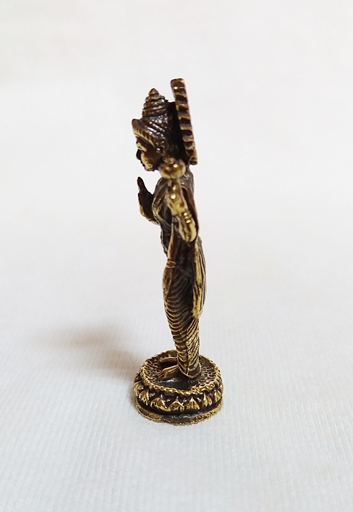 พระแม่ลักษมีแบบยืน สูง 3.8 เซนติเมตร(มั่งคั่งร่ำรวย) เนื้อทองเหลือง(ตั้งบูชาหน้ารถ)พร้อมใบคาถาค่ะ