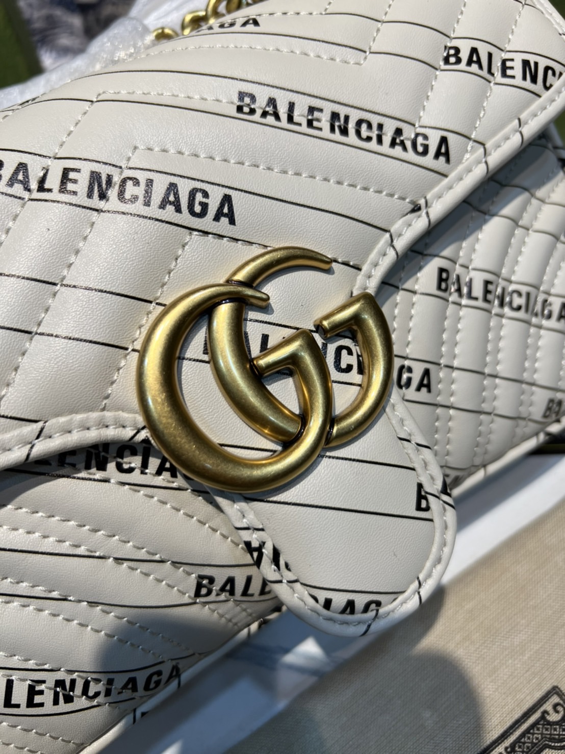 หนังแท้ GUCCI The Hacker Project small GG Marmont bag Balenciaga print leather คอลเลคชั่นผสมผสานเอกลักษณ์ความหรูของ 2 แบรนด์ดัง ที่ยอดขายดีตั้งแต่วันแรกที่ลง shop ด้วยรูปทรงที่กะทัดรัด ตอบโจทย์ได้ทุกลุค ทุกไลฟ์สไตล์ ใช้งานได้ง่ายคล่องตัว เรียกได้ว่าใครไม่