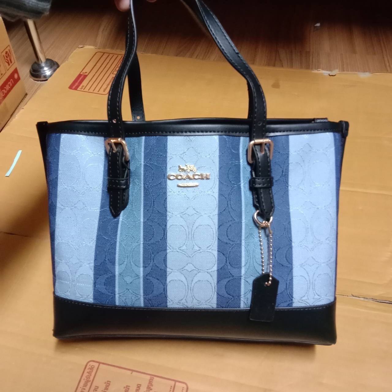COACH Mollie Tote 25 In Signature Jacquard With Stripes พร้อมส่งที่ไทย ภาพสินค้าถ่ายจากงานขายจริง ใช้งานต่างประเทศได้