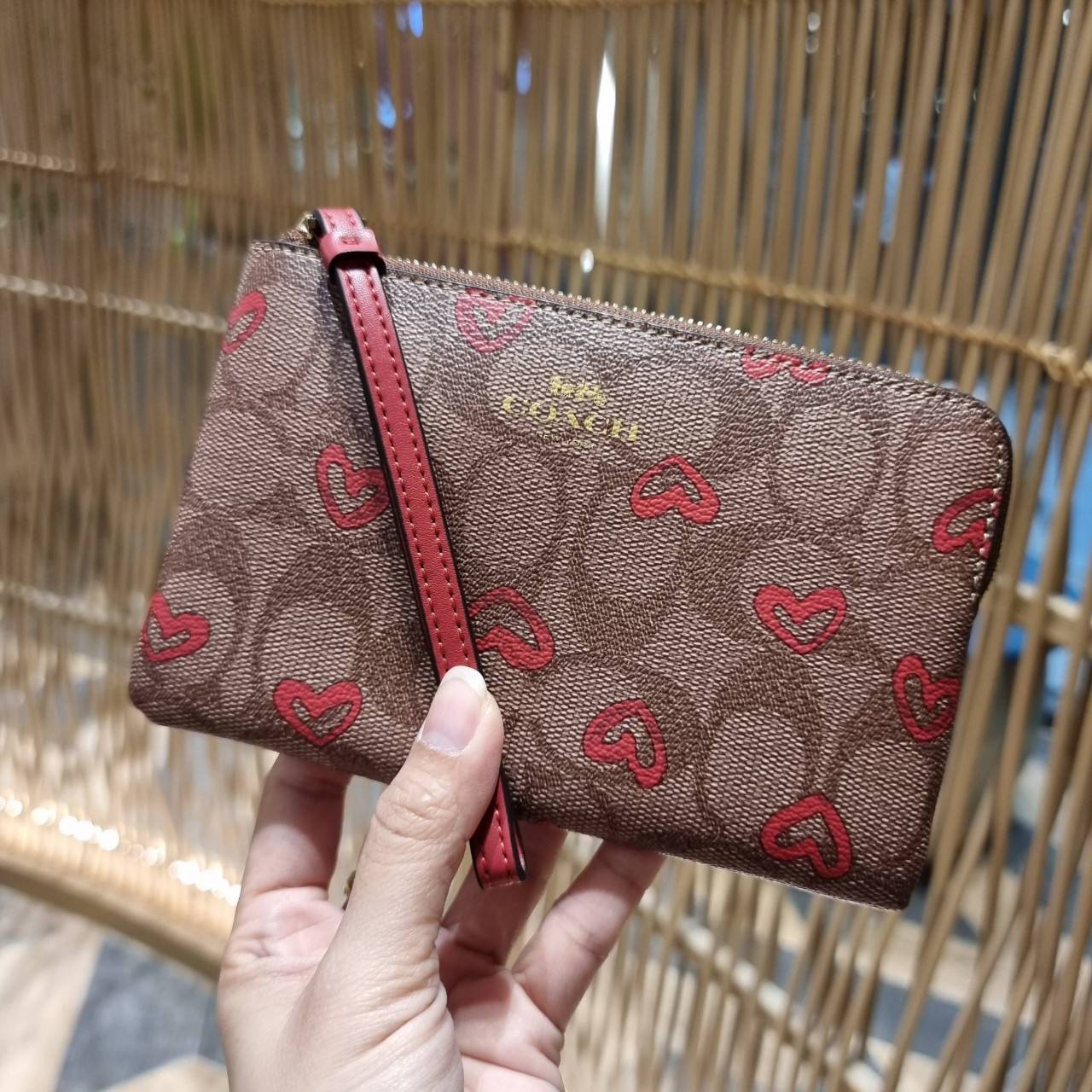 COACH 2972 CORNER ZIP WRISTLET IN SIGNATURE CANVAS WITH BUTTERFLY PRINT มาแล้วจ้า ไอเท็มสุดปัง!! ฮิตไม่เลิก!! พร้อมลวดลายสุดคิ้วท์ น่ารักน่าใช้ขึ้นไปอีก กระเป๋าคล้องมือ ขนาดเหมาะพกพา วัสดุหนังแคนวาส ภายในเป็นช่องโล่ง ใส่ธนบัตร หรือใส่บัตร ใส่เหรียญ ได้หมด