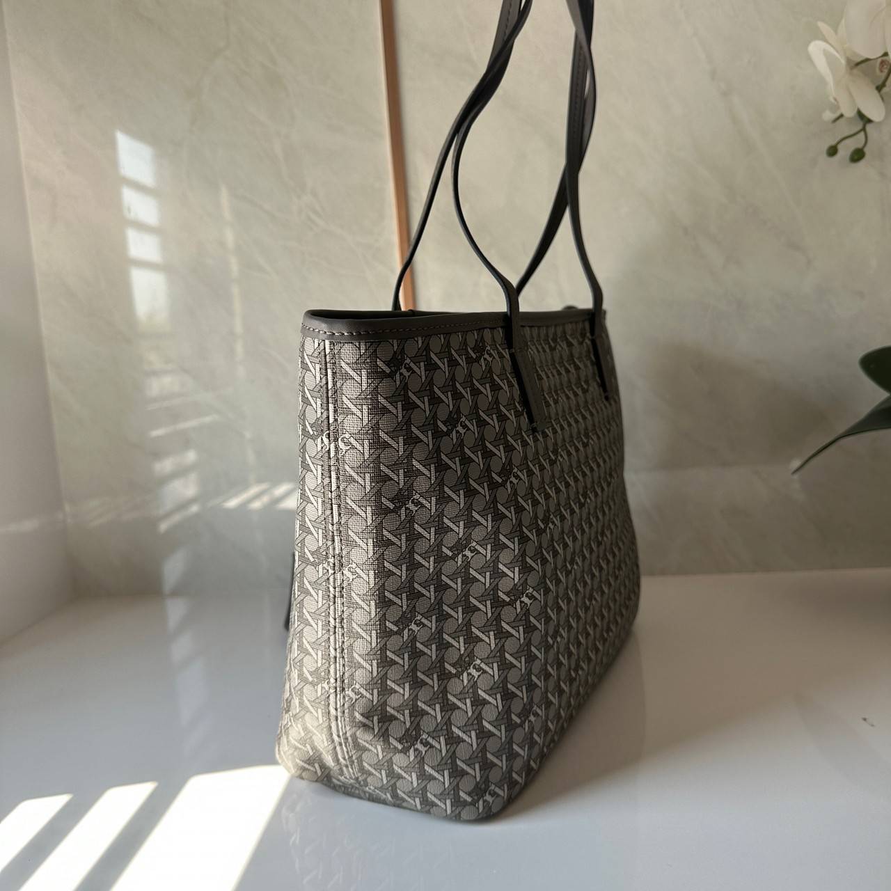 Tory Burch Ever Ready Zip Tote Small Coated Canvas / Tory Burch Geo Logo Tote กระเป๋าโท้ท พิมพ์ลายด้วยลวดลายสานตะกร้าอันเป็นเอกลักษณ์ของแบรนด์ ซึ่งได้แรงบันดาลใจจากความหลงใหลในงานจักสานของผู้ก่อตั้ง