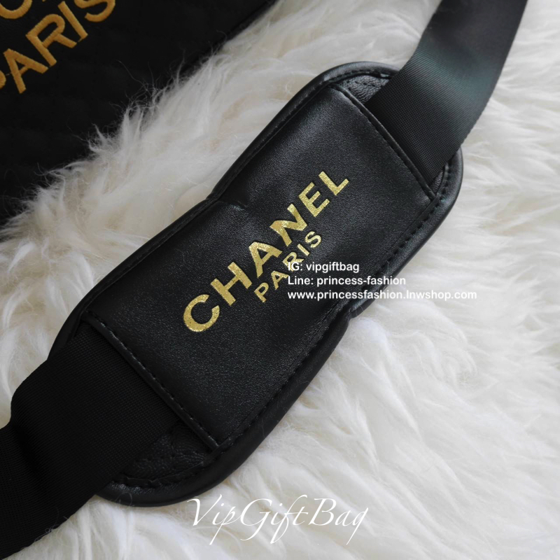 CHANEL VIP GIFT TRAVEL BAG (XL) กระเป๋าเดินทางแบบถือไซส์ใหญ่พิเศษ พรีเมี่ยมกิ๊ฟของเเท้จาก CHANEL วัสดุหนังสังเคราะห์ ลายตารางเนื้อหนาสีดำ เต็มใบ ด้านในเปิดปิดด้วยซิปที่จับหนัง (มีหนังสำหรับรวมหูให้ด้วยกระดุม) ใส่เสื้อผ้าได้มากกว่า4-5ชุด สายสะพายยาวมีที่รอ