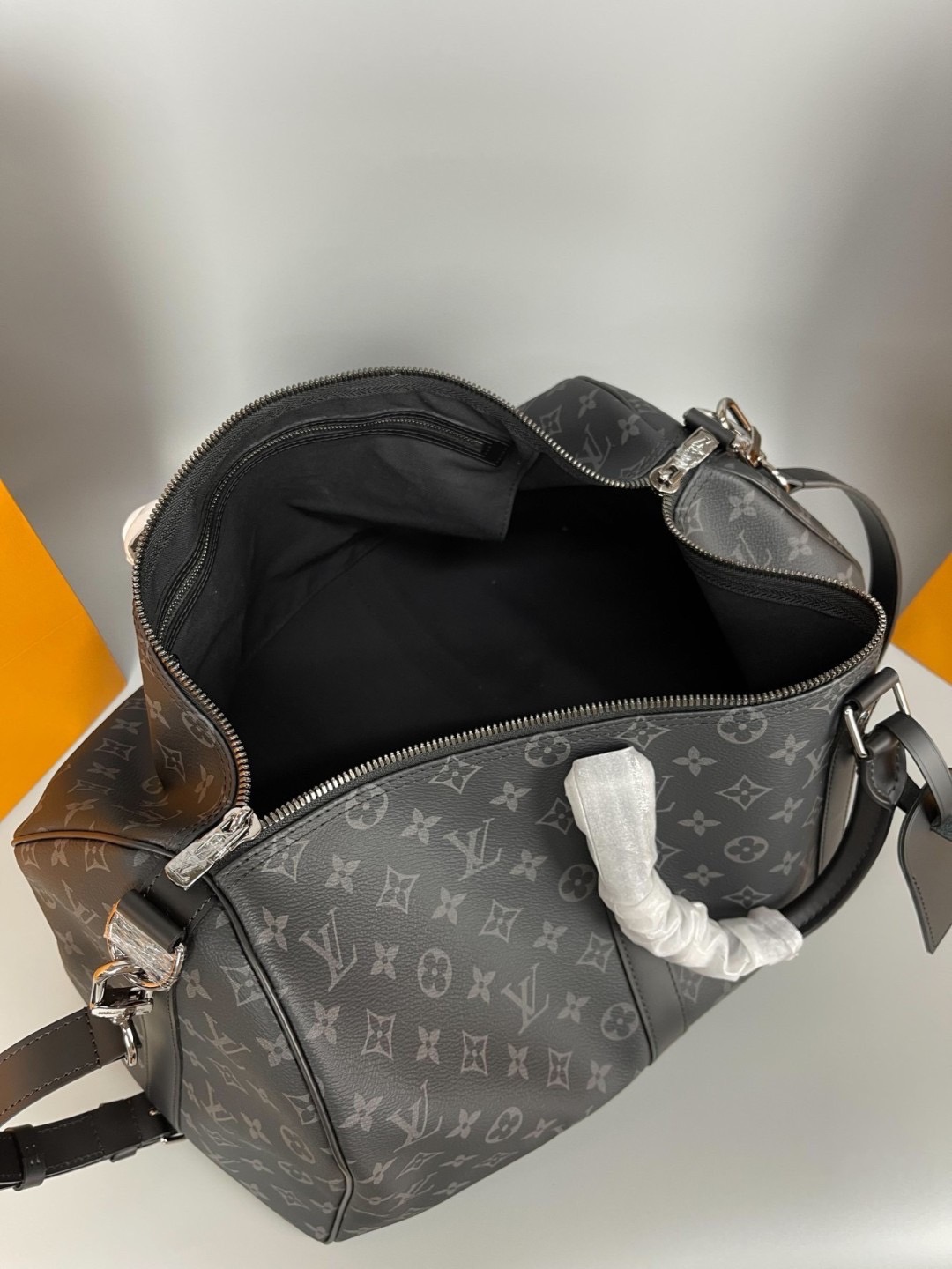 LV Keepall Bandoulière 45 Monogram Eclipse / Damier Graphite Canvas กระเป๋าเดินทางแบบดัฟเฟิล เป็นรุ่นที่เคียงข้างนักเดินทางรอบ สวยหรูโลกสง่างามตลอดกาล มีไว้ไม่มีเอาท์ เกรดท็อป ออริ เทียบแท้ 1:1 เกรดดีสุด