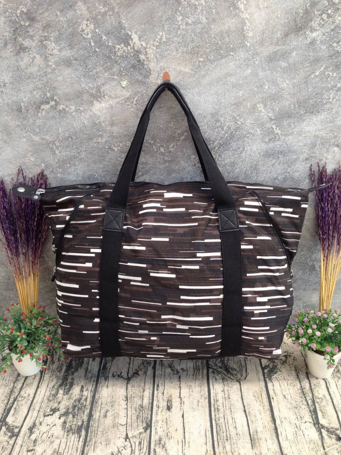 🎄NEW! KIPLING ART M (LARGE) รุ่นใหม่ล่าสุด ชนช็อปใบใหญ่จุใจวัสดุ Cotton+Polyester 100% สามารถรูดซิปมุมกระเป๋าเปลี่ยนทรงได้ไม่จำเจ หูหิ้วสะพายไหล่ได้ มือจับหูหิ้วเป็นหนังปั้มโลโก้ พวงกุญเเจลิงถอดเเยกใช้ได้ เปิดปิดด้วยซิป มีช่องซิปด้านหน้าและหลังหัว