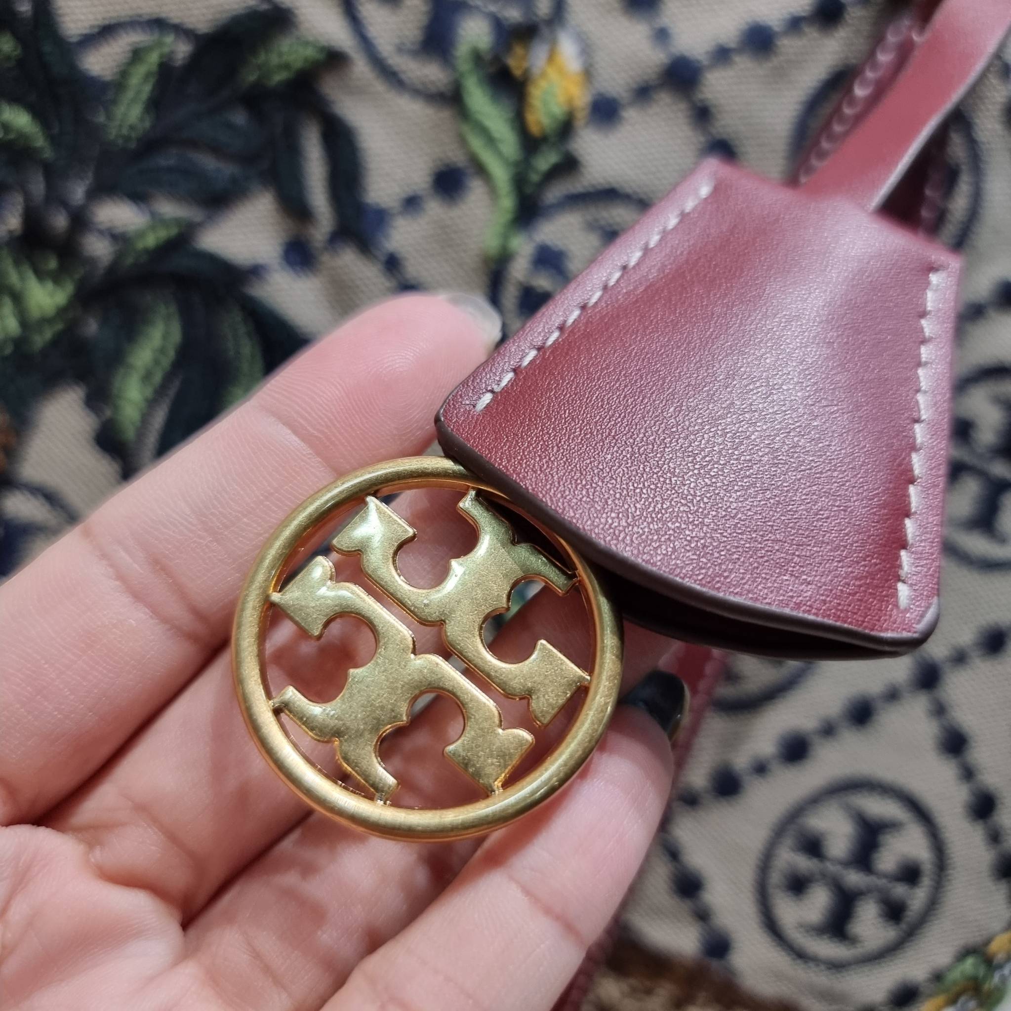 TORY TOTE BAG / TORY BURCH PERRY EMBROIDERED T MONOGRAM TRIPLE-COMPARTMENT TOTE BAG ใหม่ล่าสุด กับกระเป๋าทรงโท้ทใบใหญ่ ลวดลายโมโนแกรมสุดคลาสสิคที่ถูกดีไซน์รังสรรค์ด้วยงานปักสุดชิค น่าใช้ใจฟูแค่แรกเห็น ดีเทลดีงาม หูสะพายในตัว สะพายไหล่ได้แบบชิลๆ