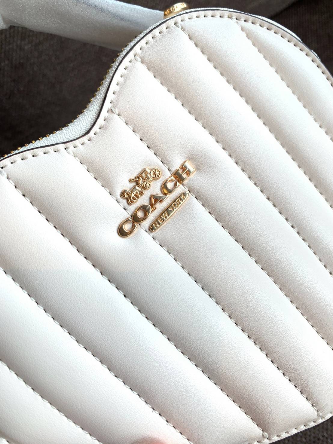 COACH HEART CROSSBODY BAG ((C5118//C5119)) 💥Limited edition หลงรักแน่นอน💋 พร้อมส่งที่ไทยก่อนใครวันนี้! ✔️กระเป๋ารูปหัวใจน่ารักมากๆค่ะ หนังแท้อย่างดีสวยงาม