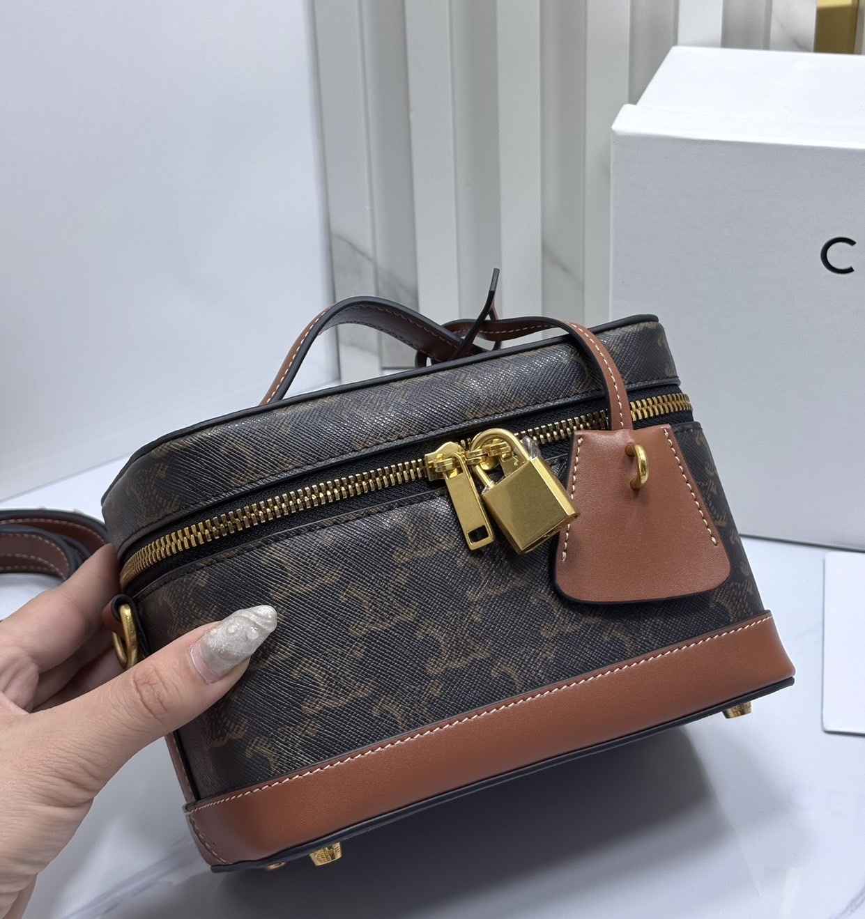 ORI หนังแท้ | CELINE VANITY BAG พลาดไม่ได้เลยกับคอลสุดคิ้ว กับกระเป๋าถือ/สะพายได้ทรงกล่อง ใช้สะพายได้ทุกวันอย่างคล่องตัวดีไซน์ใหม่สวยลาสสิค