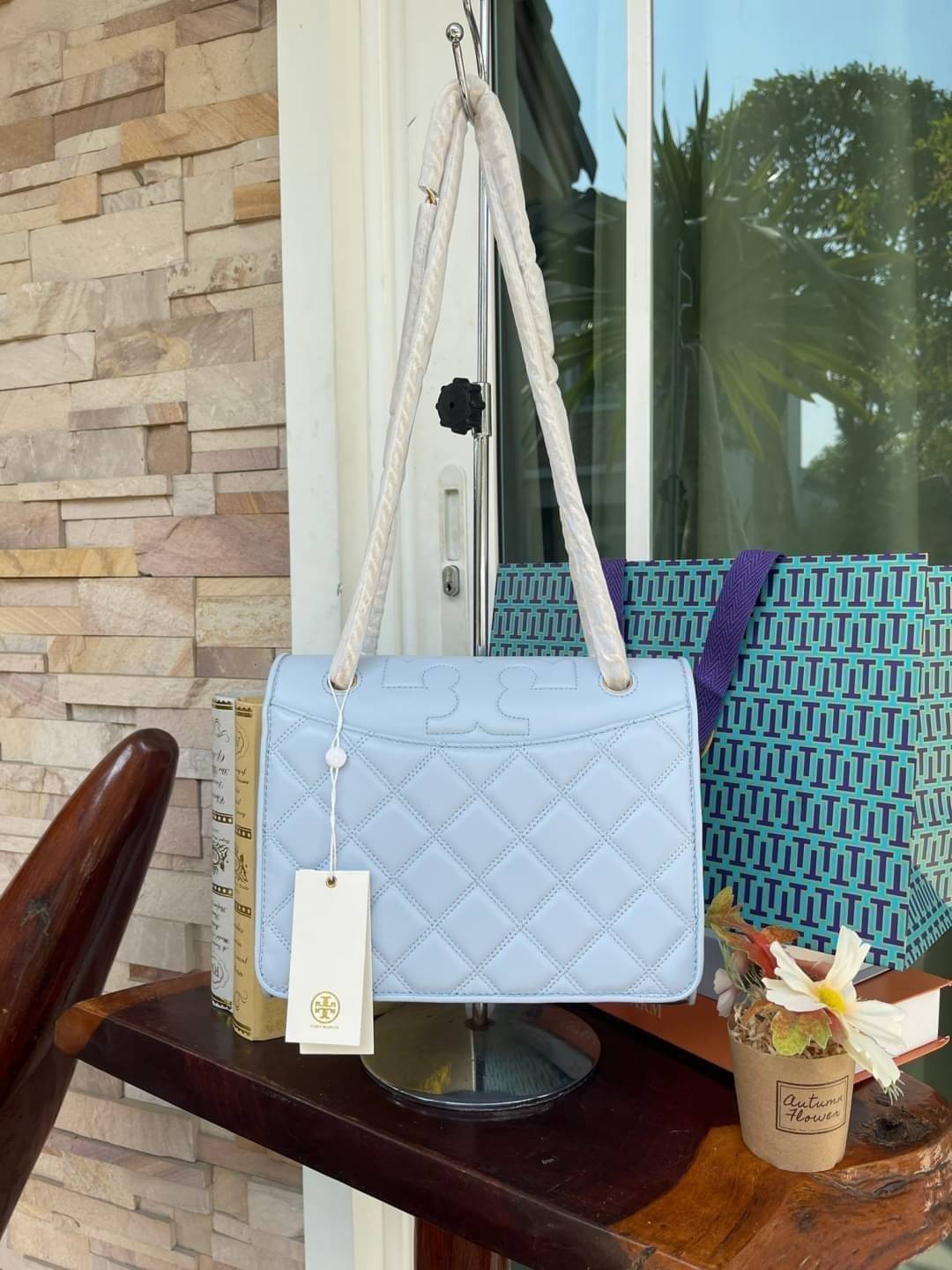 Tory Burch Savannah Convertible Shoulder Bag สาว ๆ ลุคสาวๆไม่ควรพลาด Collection นี้เลยนะคะ เป็นรุ่นที่ตอบโจทย์และครองใจสาว ๆ ได้อย่างแท้จริง เนื่องจากมีดีไซน์เรียบหรู โดยทางแบรนด์ได้ใช้เทคนิคการเย็บบนหนังเป็นลายเส้น (Chevron) ทำให้กระเป๋าดูมีราคามากยิ่งขึ