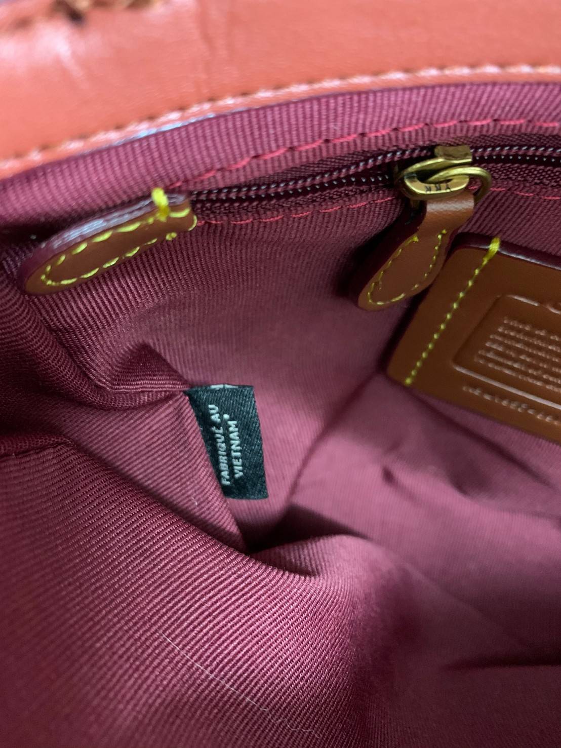 COACH CASSIE CROSSBODY 19 IN SIGNATURE BAG 💋สวย คลาสสิค ดูดีมีระดับมากๆค่ะ!! กระเป๋าแบบหิ้วได้//คล้องไหล่ได้//สะพายข้างหรือครอสบอดี้ร์ได้ วัสดุหนังแท้ทั้งใบอย่างดีค่ะ เปิดปิดกระเป๋าแบบหมุนล็อค ภายในแบ่ง3ช่อง แต่ละช่องกว้าง สามารถใส่กระเป๋าเงินใบกล