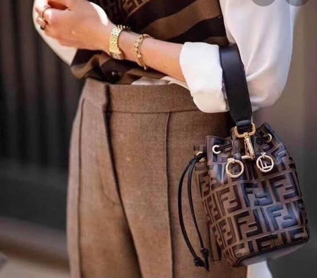 Fendi MonTresor mini Bucket Bag กระเป๋าถือหรือสะพายข้าง วัสดุหนังแท้หนังแข็ง ทรงขนมจีบ ลายแบรนด์ อะไหล่ทองหรูหรา จุของได้เยอะ น้ำหนักเบา ตั้งอยู่ทรง ด้านในโล่ง มี2สาย สายสั้น+ยาว ถอดสายได้ Crossbody ได้ สายยาวปรับระดับได้ คุ้มสุดๆ ใบนี้ไม่ควรพลาดค่ะ ดาราเ