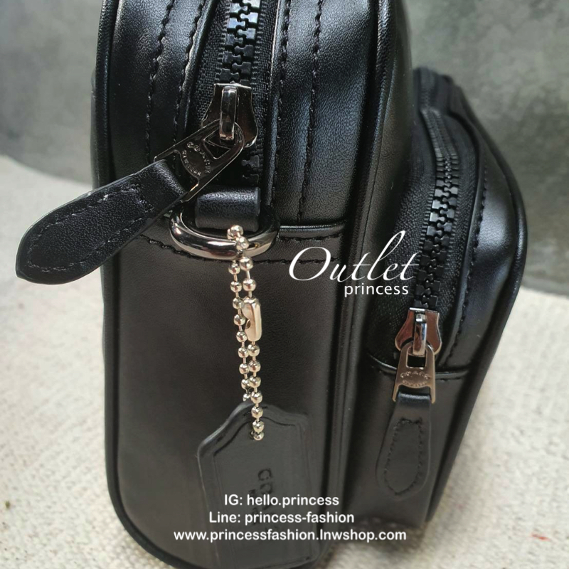 COACH Academy Sport Crossbody Bag กระเป๋าสะพาย crossbody สำหรับคุณผู้ชาย วัสดุหนัง ขนาดกำลังดี แบ่งช่องใช้งานเป็นสัดส่วน ทั้งภายนอก และภายใน ใส่ wallet ยาว mini iPad และของใช้ได้จุ กเานหลังมีอีก 1 ช่อง พร้อมสายสะพายยาว style sport ปรับได้ค่ะ