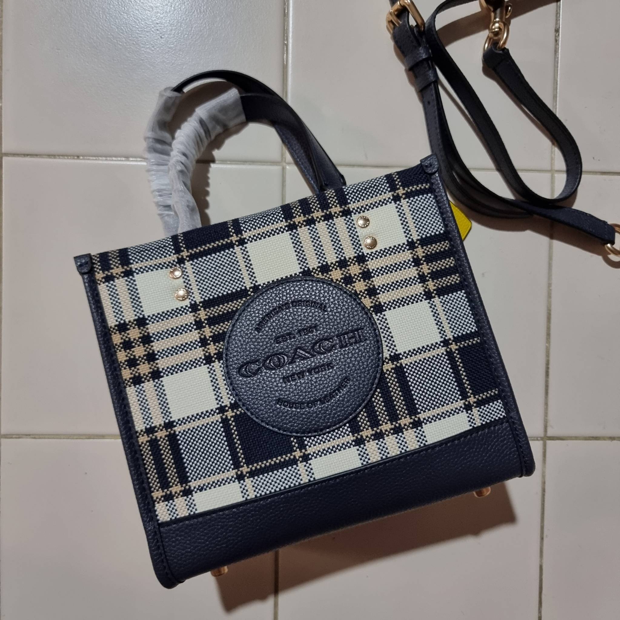 COACH C8198 DEMPSEY TOTE 22 WITH GARDEN PLAID PRINT AND COACH PATCH คอลใหม่สุดคิ้วท์ หวานๆใสๆ น่ารักชะมัด!! ดีไซน์ลายสก็อต เหมาะกับฟีลลิ่งปิคนิคเป็นที่สุด กระเป๋าทรงโท้ท ไซส์กำลังสวย ฟังก์ชั่นการใช้งานก็สะดวกที่สุด มีทั้งสายคล้องในตัว และสายครอสบอดี้ วัสด