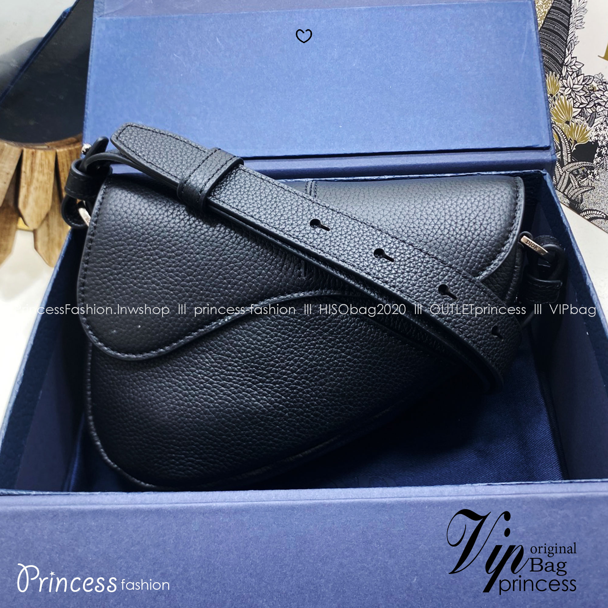 ORI หนังแท้ | DIOR Mini Saddle Bag กระเป๋าสะพาย คาดอก ผ้าแจ็กการ์ดลาย Oblique สีเบจและสีดำ นำเสนอมุมมองใหม่ให้กับดีไซน์ไอคอนิกด้วยรูปทรงที่ทันสมัย