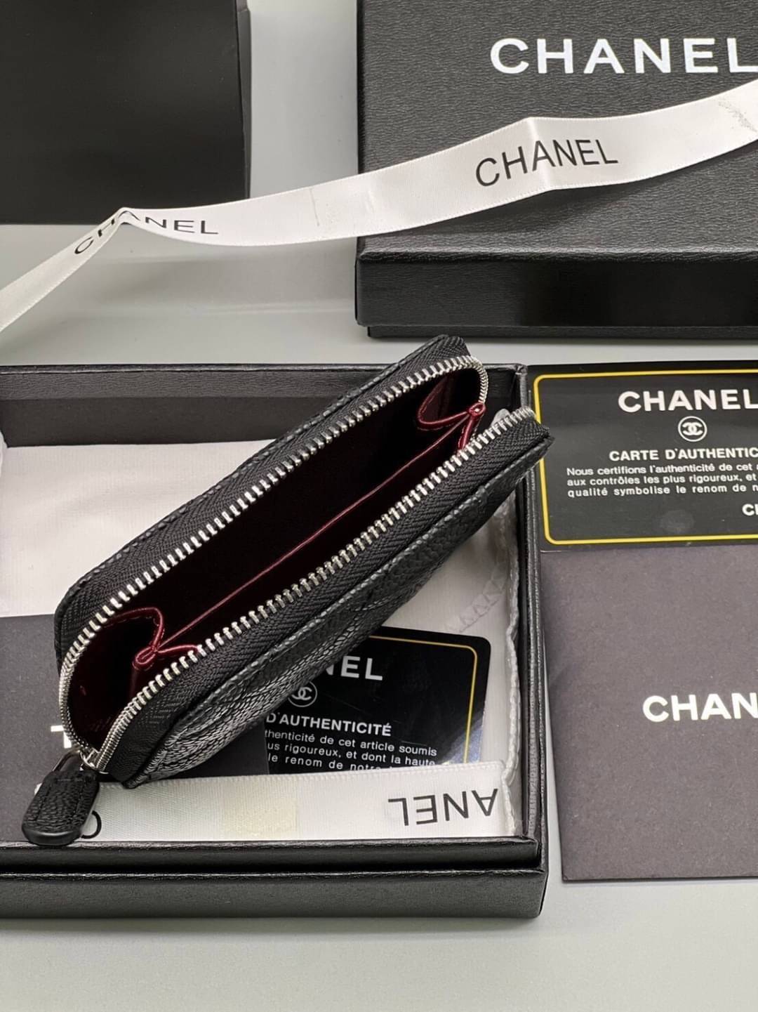 CHANEL mini zippy black caviar เกรดออริจินอล หนังแท้ กระเป๋าเงินซิปรอบใบเล็ก ด้านหน้ามีช่องใส่การ์ด 2 ช่อง ด้านหลังกระเป๋า 1 ช่องและด้านในกระเป๋าแบ่งเป็น 2 ช่องนะคะ ใส่ได้ทั้งการ์ด เหรียญ แบงค์แบบพับได้ค่ะ หนังคาเวียสีดำ อะไหล่เงิน สวยคลาสสิคมากๆ เลยค่ะ ภ