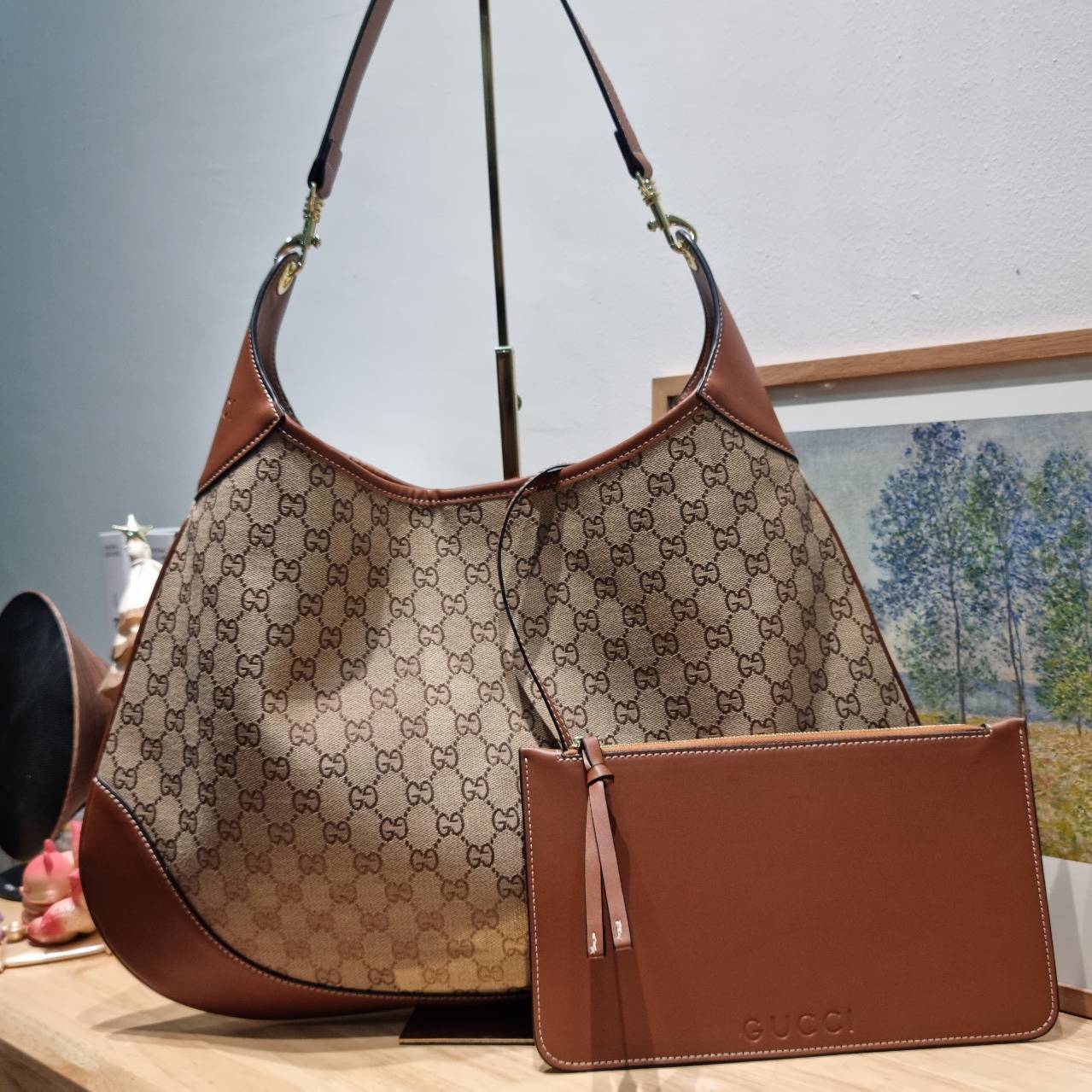 GUCCI B shoulder bag กระเป๋าสะพายไหล่รุ่นใหม่ล่าสุด สวยเริ่ดมากๆ เรียกว่าเป็นกระเป๋าที่เป็นกระแสสุดๆ และใช้ได้แบบ unisex ใบใหญ่ใส่ของได้แบบจุกๆ