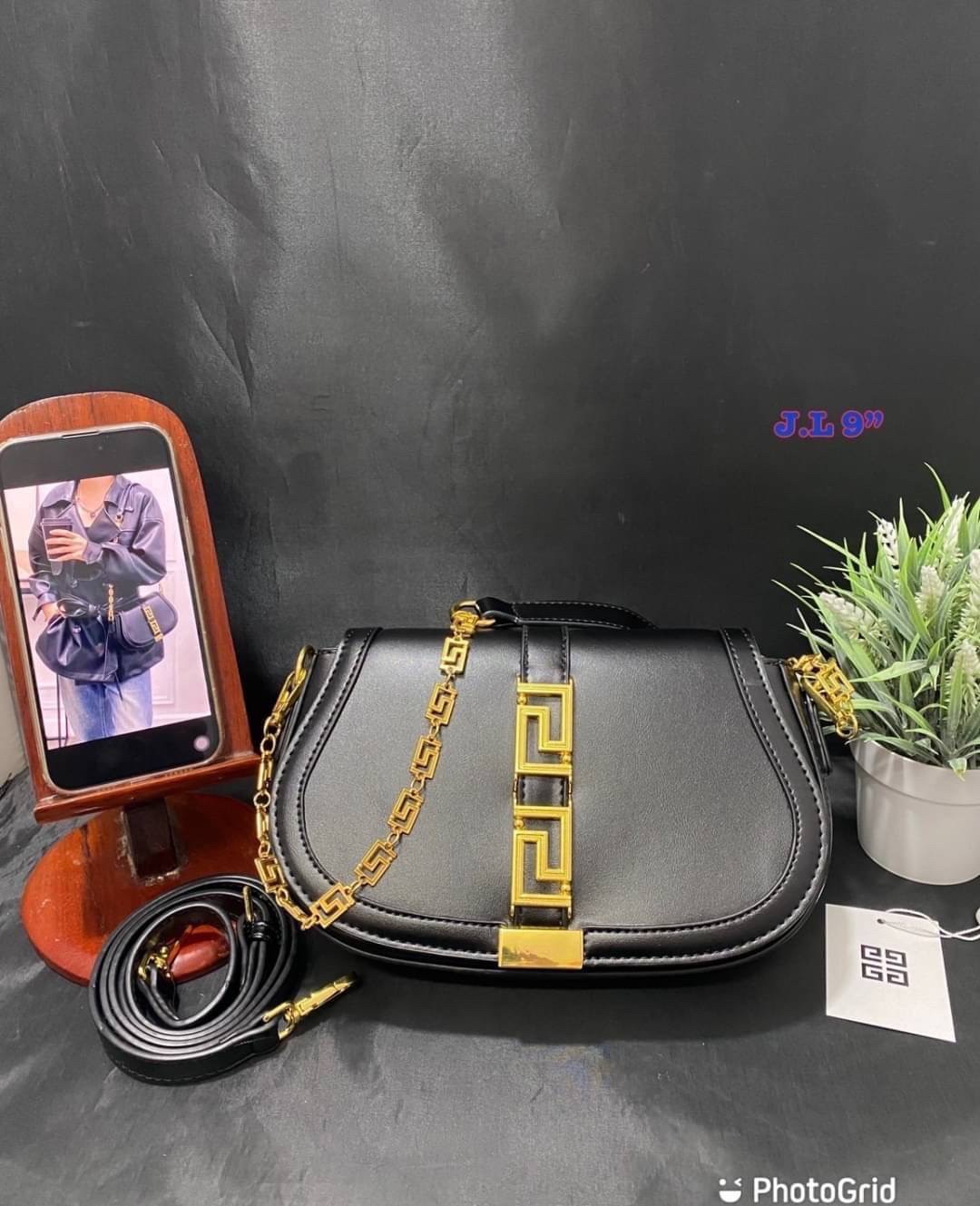 Versace Small Greca Goddess leather shoulder bag สัมผัสกระเป๋าสุดไอคอนิกอย่าง “Greca Goddess” พร้อมลวดลายที่สะท้อนตัวตนในรูปแบบใหม่ของ Versace ที่บอกเล่าเรื่องราวฉบับใหม่ของเเบรนด์ได้อย่างน่าหลงใหล