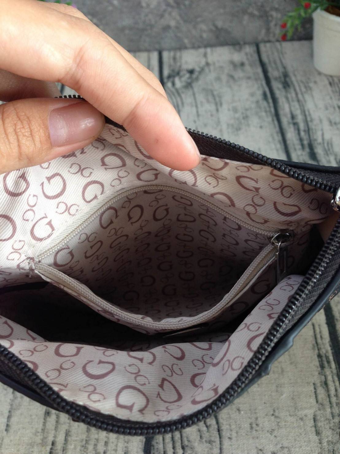 GUESS CROSSBODY กระเป๋าสะพายข้าง ผู้หญิงหรือผู้ชาย สามารถใช้ได้ค่ะ วัสดุหนังแกะสังเคราะห์พิมพ์ลายแบรนด์ ด้านหน้าประดับโลโก้แบรนด์มีเงิน เปิดปิดด้วยซิป น้ำหนักเบา ด้านในบุผ้าพิมพ์ลายเฉพาะของแบรนด์ มีช่องซิปด้านในอีก 1 ช่องค่ะ