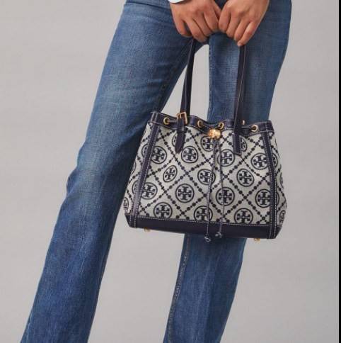 OUTLET 】Tory Burch T Monogram Jacquard Tote Bag ใบใหญ่ใส่จุมากค่ะสาวๆ! พร้อมส่ง! กระเป๋าที่สามารถใช้ได้กับทุกๆวัน วัสดุJacquard+หนัง ได้ลงตัว สวยงามค่ะ ปากกระเป๋าแบบหูรูด ที่จับอะไหล่แบรนด์สวย ภายในกระเป๋ากว้างมากๆ สาวๆที่สัมภาระเยอะนี่หายห่วงไปเลยค่ะ มีช