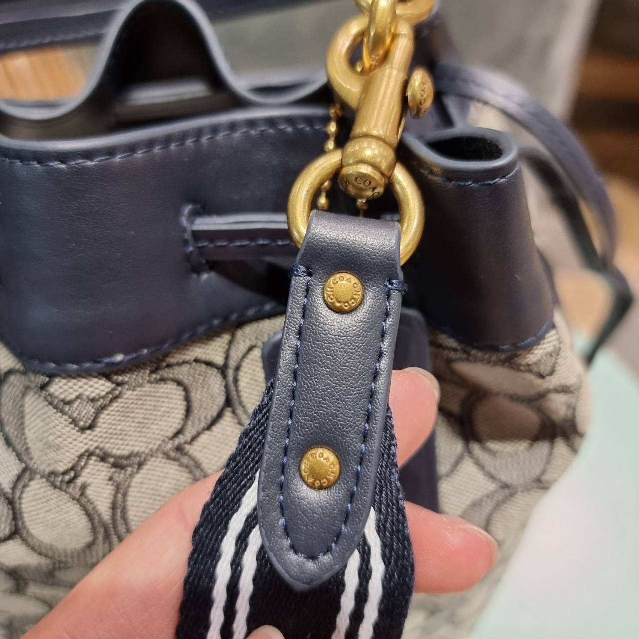 COACH C3853 FIELD BUCKET BAG IN SIGNATURE JACQUARD กระเป๋าสะพายทรงบัคเก็ต รุ่นใหม่ล่าสุด ดีไซน์ลายซิกเนเจอร์บนผ้า jacquard สวยคม เป็นเอกลักษณ์ไม่ซ้ำใคร มาพร้อมสายสะพายผ้าสปอร์ต และสายสั้นสำหรับคล้องแขนได้ สามารถรูดปิดปากกระเป๋าด้วยหนังรอบใบ เพิ่มดีเทลให้ต