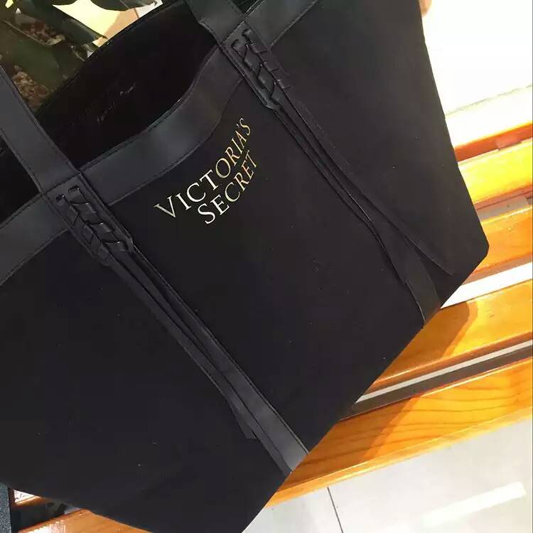 New Arrival! Victoria's Secret Canvas Large Tote Bag♡ กระเป๋าสะพายใบใหญ่ จุของได้คุ้ม! วัสดุทำจากผ้า canvas เต็มใบ น้ำหนักใบ ด้านหน้าแต่งโลโก้แบรนด์สีทอง มีพู่เก๋ดีไซน์สวย ด้านในบุผ้าปั้มแบรนด์ ใส่ของได้เยอะจุใจ จะถือไปเที่ยวหรือไปเรียน ก้น่าร