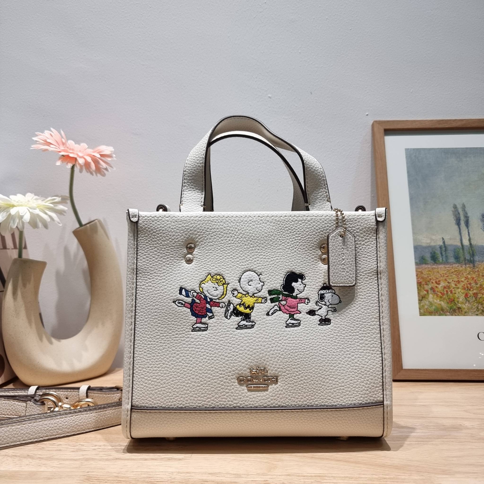 Coach X Peanuts Dempsey Tote 22 With Snoopy And Friends Motif CE850 คอลเลคชั่นใหม่ น้องน่ารักเกินต้านไปมาก!! กับกระเป๋าทรงโท้ท ไซส์กำลังสวย ดีไซน์ ลายการ์ตูนยอดฮิต ที่ใครๆก็ต้องรู้จัก พิมพ์คมชัดลงบนหนัง pepble ผิวสัมน่าใช้ ปากกระเป๋ามีกระดุมแม่เหล็กปิดกัน