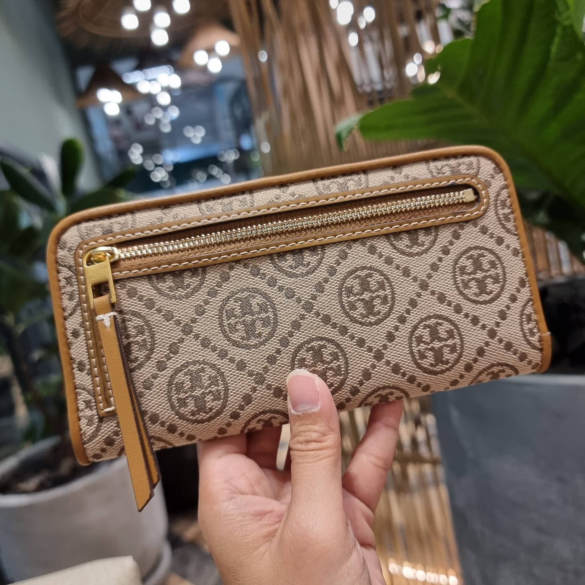 TORY BURCH T MONOGRAM JACQUARD SLIM WALLET ของดีมีให้ที่นี่แบบจัดเต็ม กระเป๋าสตางค์ใบยาว รุ่นสลิม สวยหรู ขนาดกำลังเหมาะมือ ถือแล้วขับผิว วัสดุผ้า jacquard ตัดสลับหนังแท้ ภายในสวยคมม้าก!! มีช่องใส่บัตรได้แบบเน้นๆ และช่องใส่ธนบัตรได้ ด้านหลังมีช่องซิปอีกหนึ