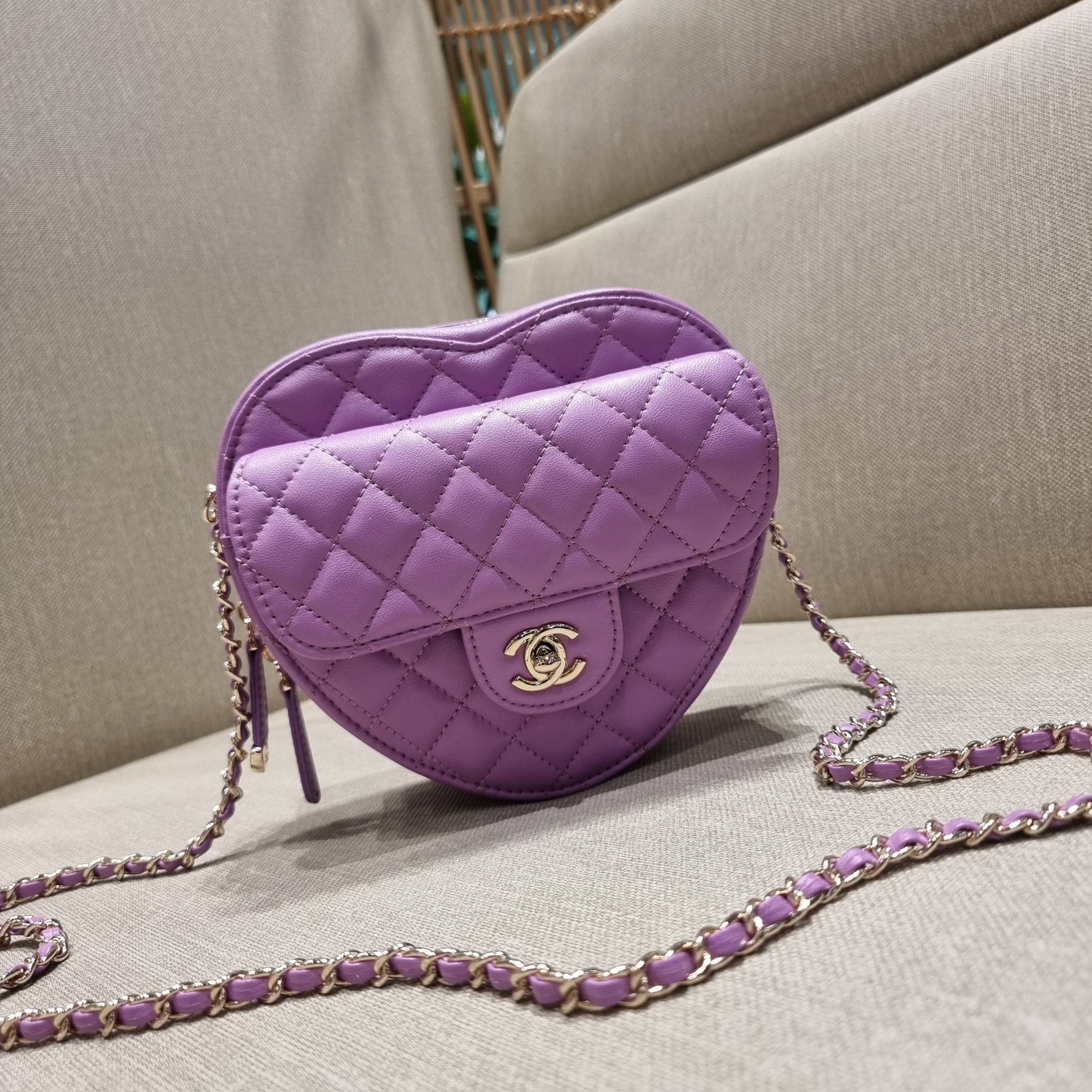 CHANEL Heart Bag Lambskin & Gold-Tone Meta ใหม่มาก สวยมาก มงมาก!! กระเป๋าสะพายสุดคิ้วท์ ที่ดีไซน์รูปทรงหัวใจไม่ซ้ำใคร น่ารักทุกสี น่าใช้ไปเลยแม่!! วัสดุหนังแกะฟอกสี เปิด-ปิดด้วยซิป ด้านหน้ามีช่องเก็บของจุกจิก ภายในเป็นช่องโล่ง ใส่มือถือ ใส่กระเป๋าสตางค์สั