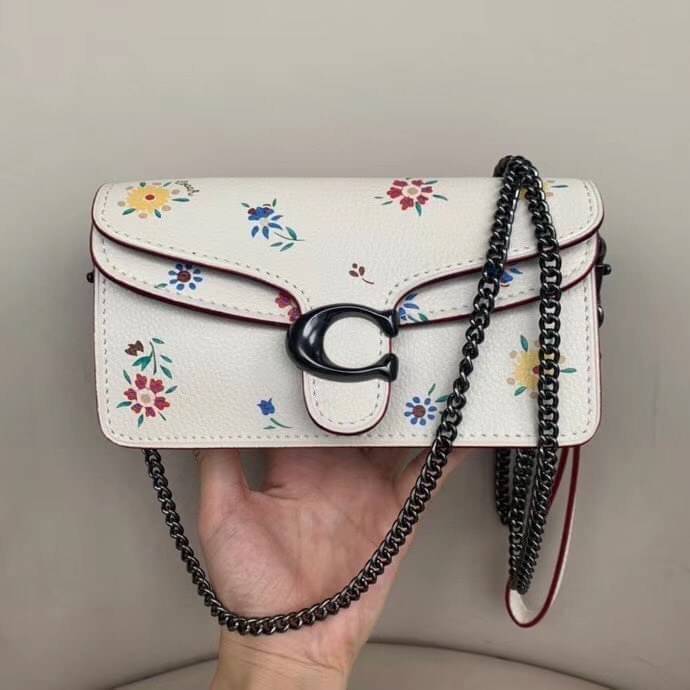 COACH TABBY CROSSBODY WITH WILDFLOWER PRINT ((810)) พร้อมส่งที่ไทยค่ะ! กระเป๋าสะพายครอสบอดี้ร์หรือสามารถถือแบบคลัทออกงานสวยๆได้เลยนะคะ วัสดุหนังแท้ หนังนิ่มค่ะ