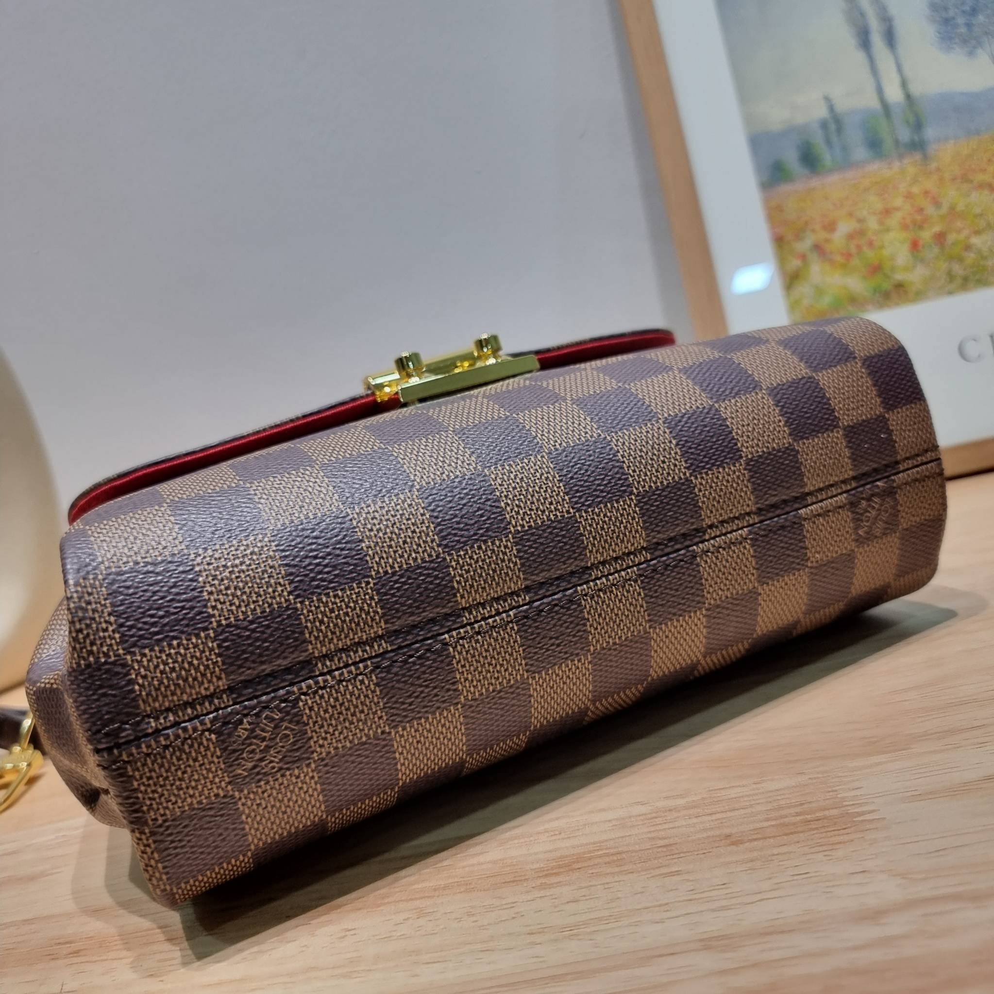 LV CROISETTE CROSSBODY BAG ให้สาวๆได้สวย ในราคาจับต้องได้ กับกระเป๋าสะพายข้าง ดีไซน์ลวดลายตารางเอกลักษณ์ คลาสสิคแต่ดูผู้ดี วัสดุหนังแคนวาส เปิด-ปิดด้วยตัวล็อคแน่นหนา ภายในโล่งกว้าง ใส่ของสำคัญได้ครบถ้วน สายสะพายถอดออกได้ ปรับได้ มีหูจับในตัว ถือเก๋ๆ หรือจ