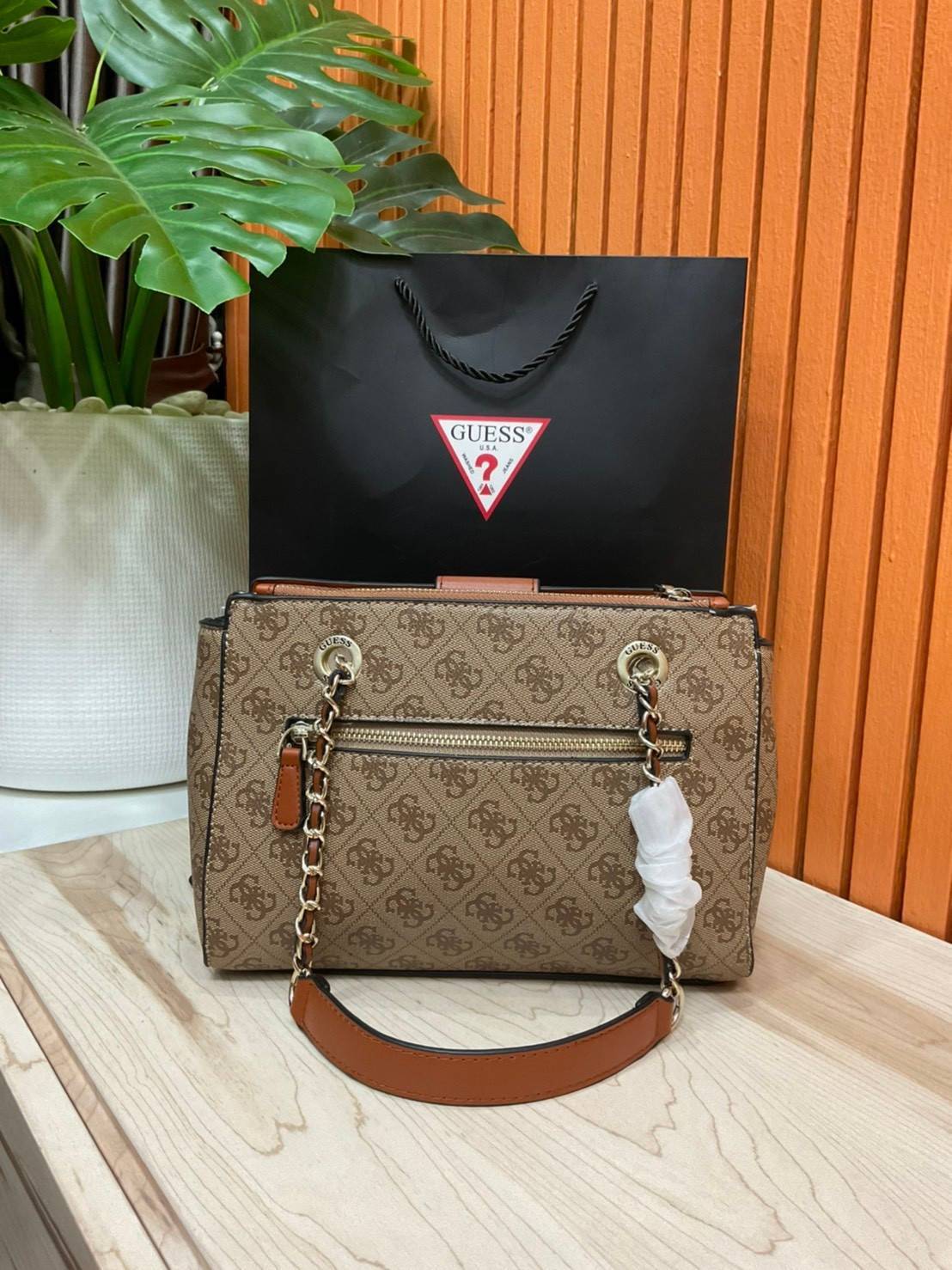 กระเป๋าสะพายไหล่ Guess Logo City Small Society Satchel กระเป๋าสะพายไหล่ ขนาดกำลังดี วัสดุ pu สวยอยู่ทรง มาพร้อมพวงกุญแจน่ารักๆ ถอดออกได้ ด้านหน้าประดับโลโก้แบรนด์ เปิดปิดด้วยซิป มี 2 ช่องหลักใช้งาน ภายในช่องซิปหน้าแยกเป็นสัดส่วนการใช้งาน ซิปช่อง 2 โล่งกว้