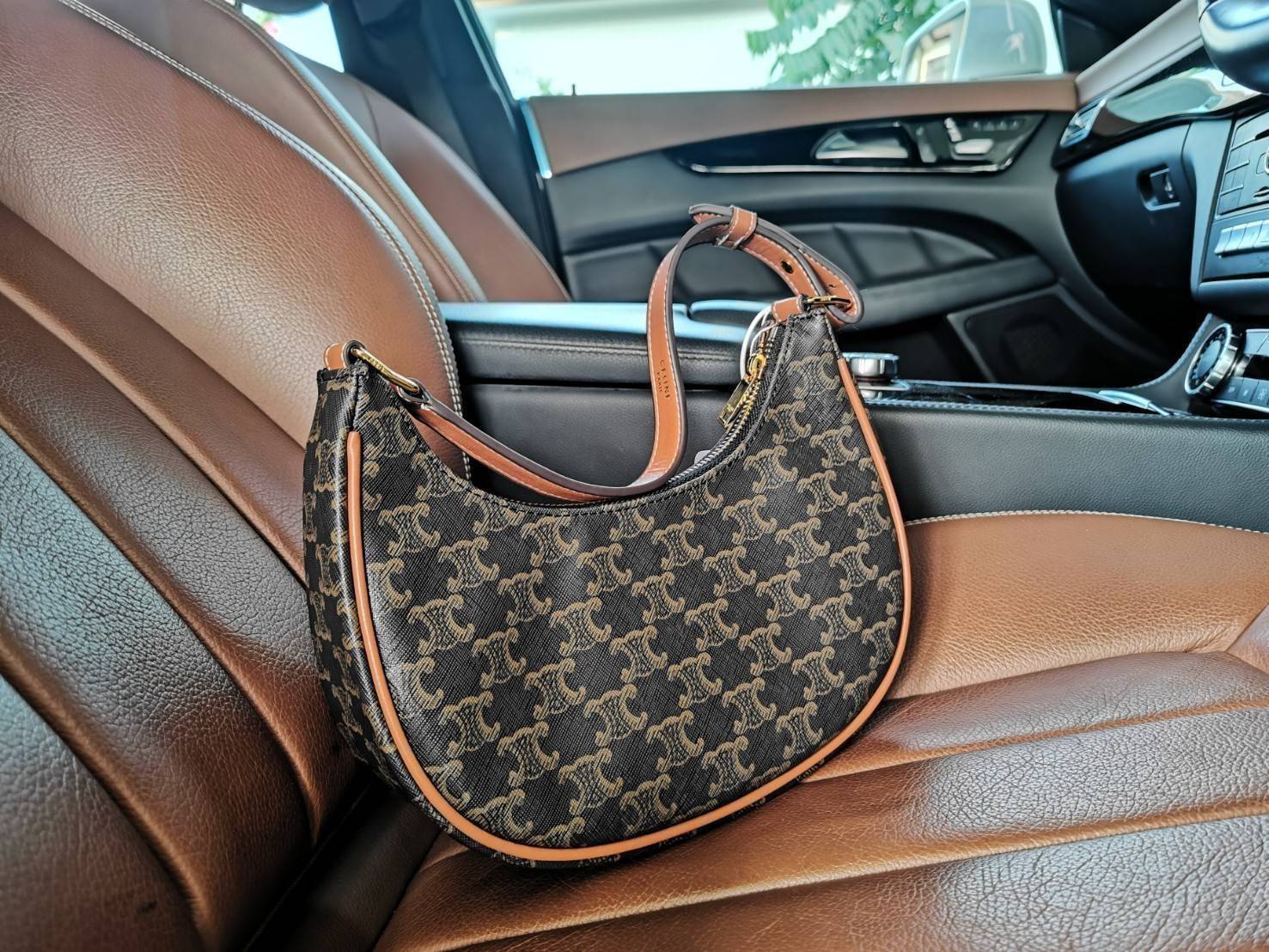 ของแท้ CELINE SHOULDER BAG VIP GIFT WITH PURCHASE (GWP) พรีเมี่ยมกิ๊ฟ Limited Edition จาก CELINE HAUTEPARFUME DUTYFREE COUNTER วัสดุ TRIOMPHE CANVAS ดีไซน์สวยหรูฮิตสุดในเกาหลี!