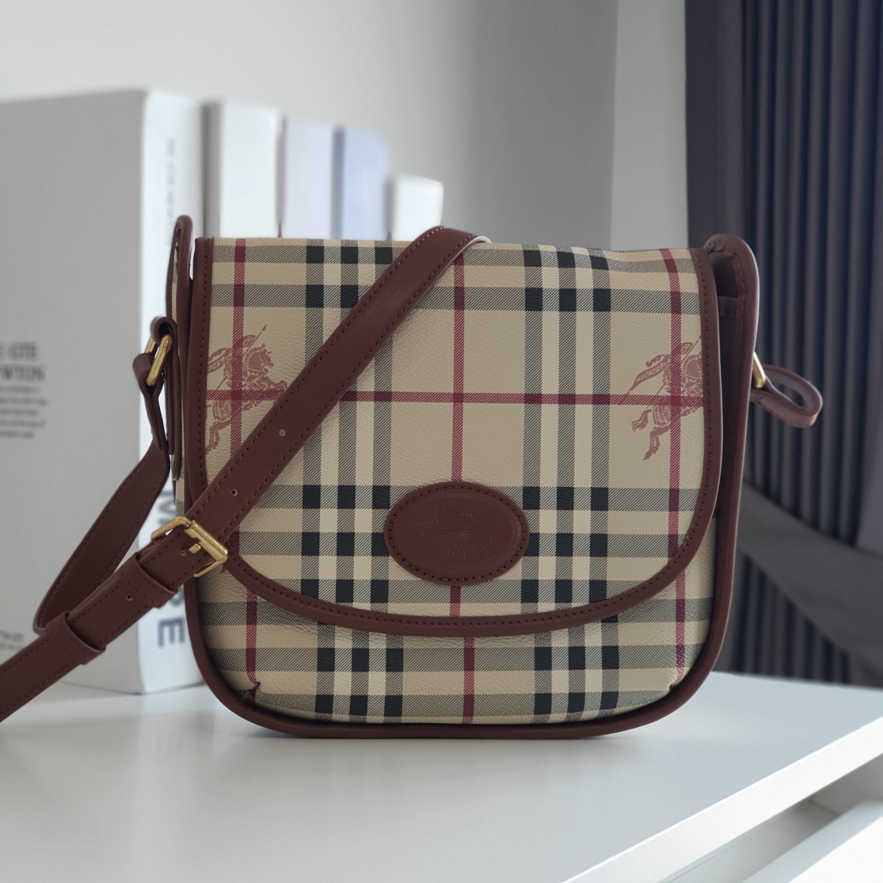 BURBERRY CROSSBODY VINTAGE BAG VIP GIFT WITH PURCHASE (GWP) พรีเมี่ยมกิ๊ฟ Limited Edition จากBURBERRY วัสดุหนัง PVC สวยอยู่ทรง เปิดปิดด้วยฝาปิดกระดุมแม่เหล็ก ภายในมีช่องใส่ของแยกอีกช่อง สามารถใส่มือถือ iphone เงิน ของจุกจิกได้ สายสะพายหนังยาวปรับระดับได้ 