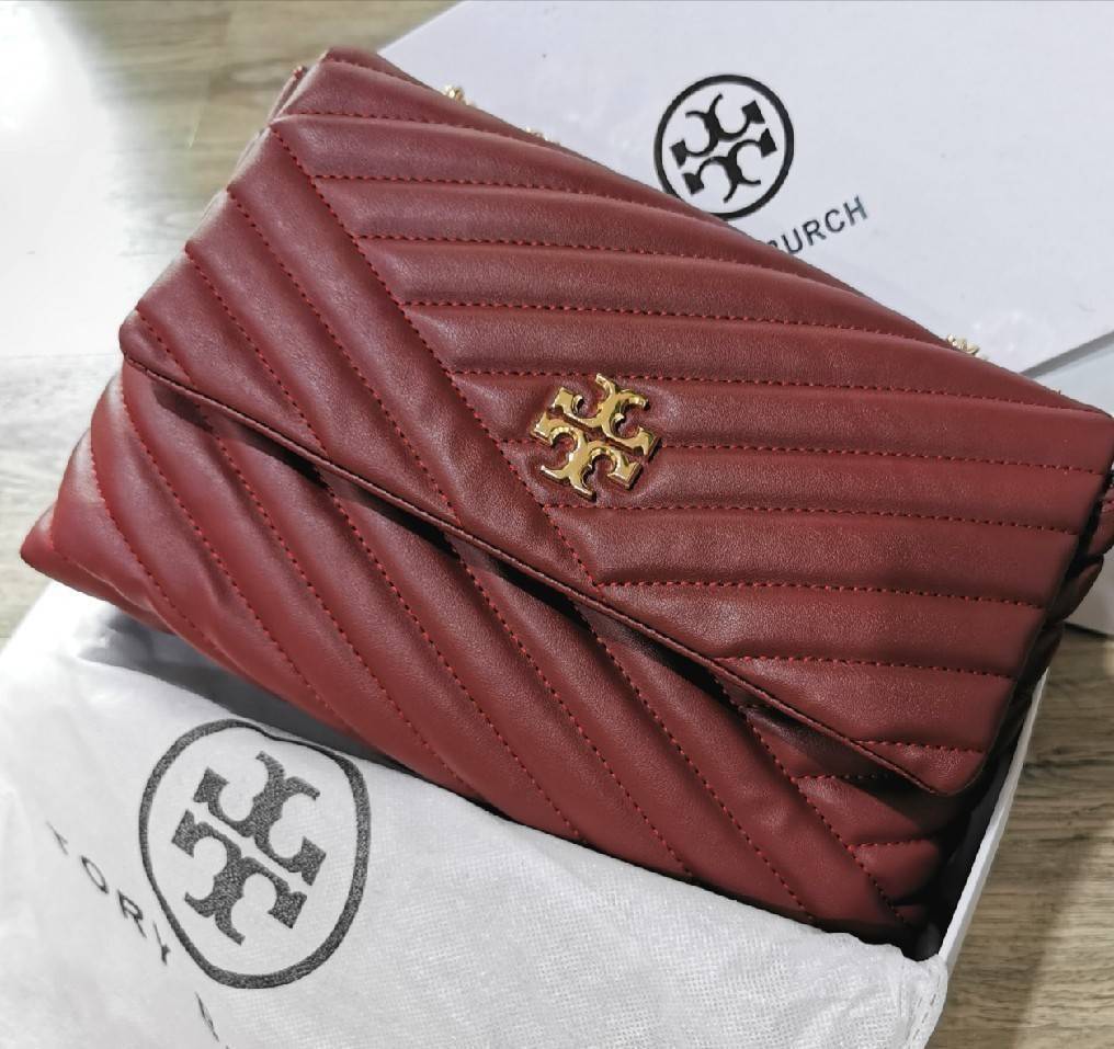 OUTLET ของแท้ 💯% 】Tory Burch Factory Outlet Quilted Chain Crossbody Sling Bag กระเป๋าสะพายรุ่นแนะนำจาก Tory Burch Factory วัสดุหนังแกะสังเคราะห์ขึ้นลายริ้วหนังนิ่มสวยอยู่ทรง ดีไซน์ยอดนิยมสวยน่าใช้